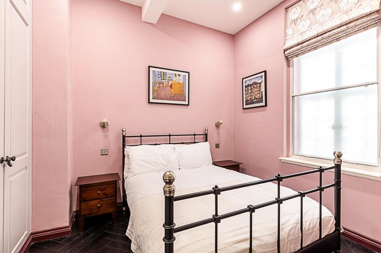 Book Lovers' West End Apartment London