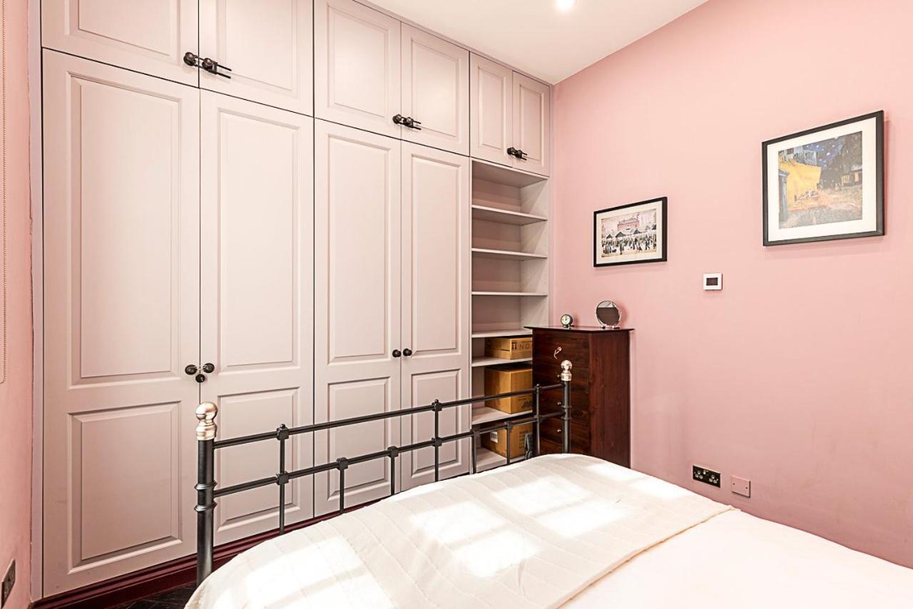 Book Lovers' West End Apartment *