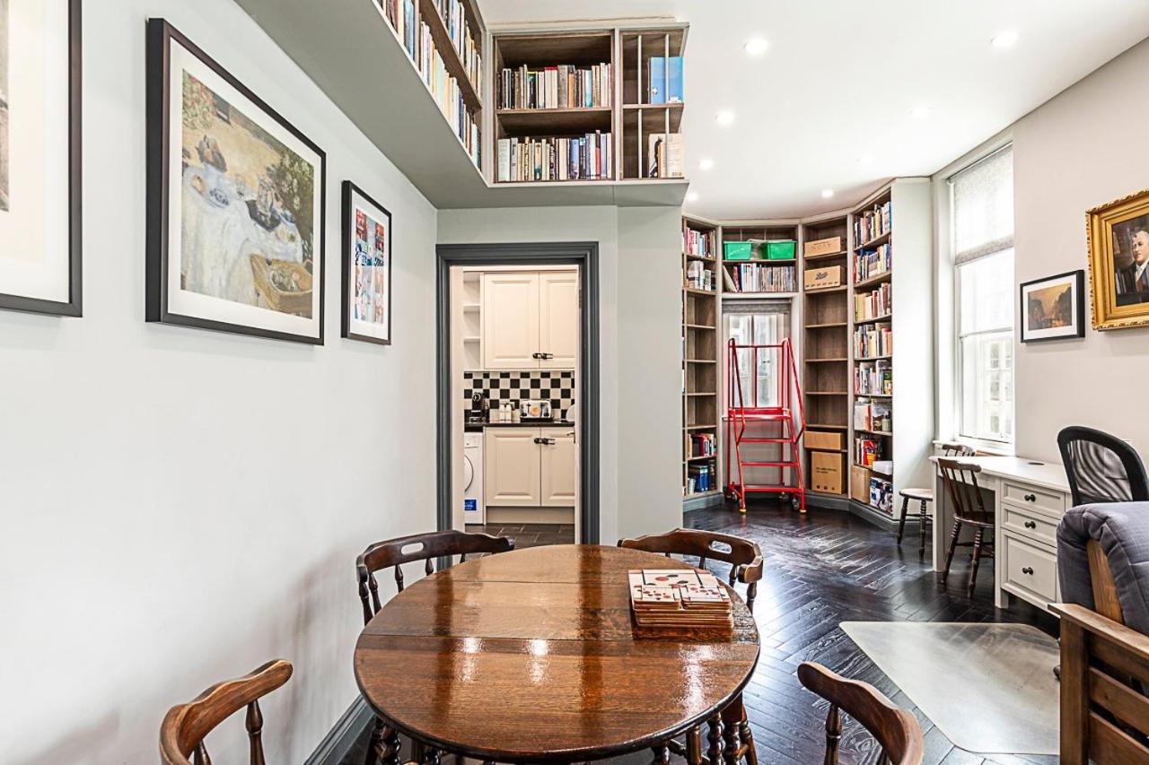 Book Lovers' West End Apartment *