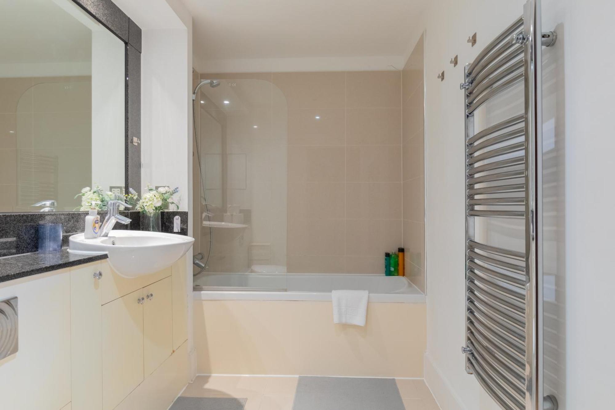 Sleek 1bd Flat With View Of The River Thames Apartment