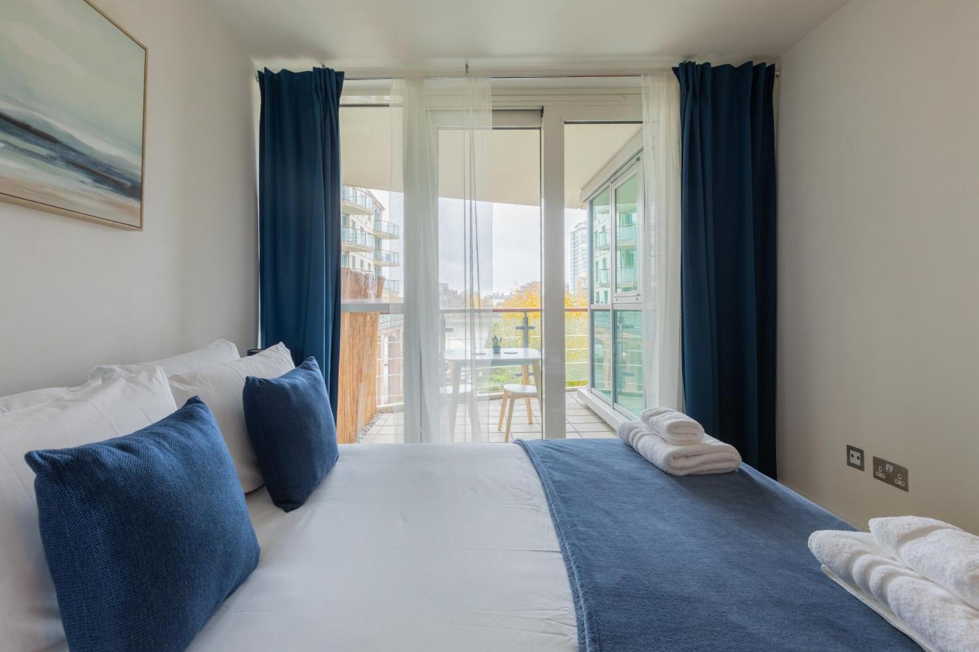 Sleek 1bd Flat With View Of The River Thames Apartment