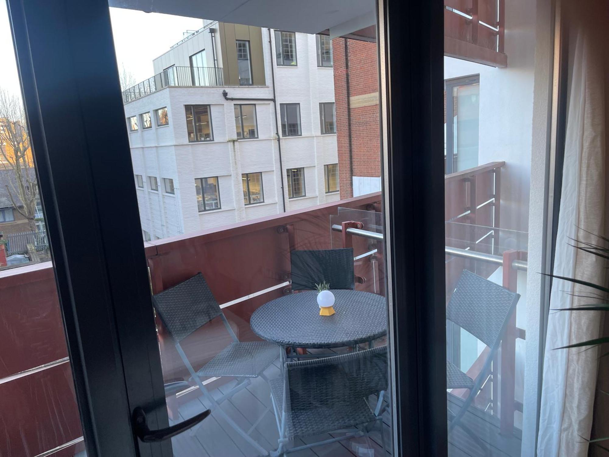 Exquisitely Spacious Apartment *