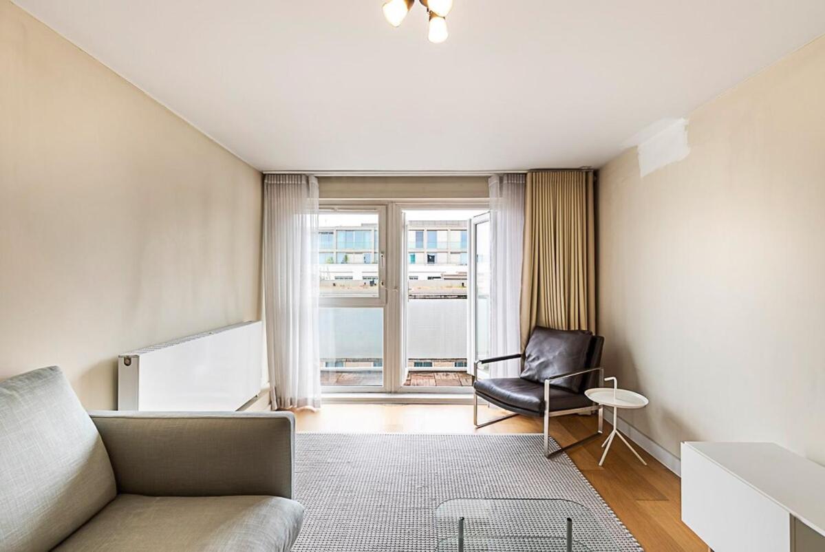 Relay With Balcony Apartment London