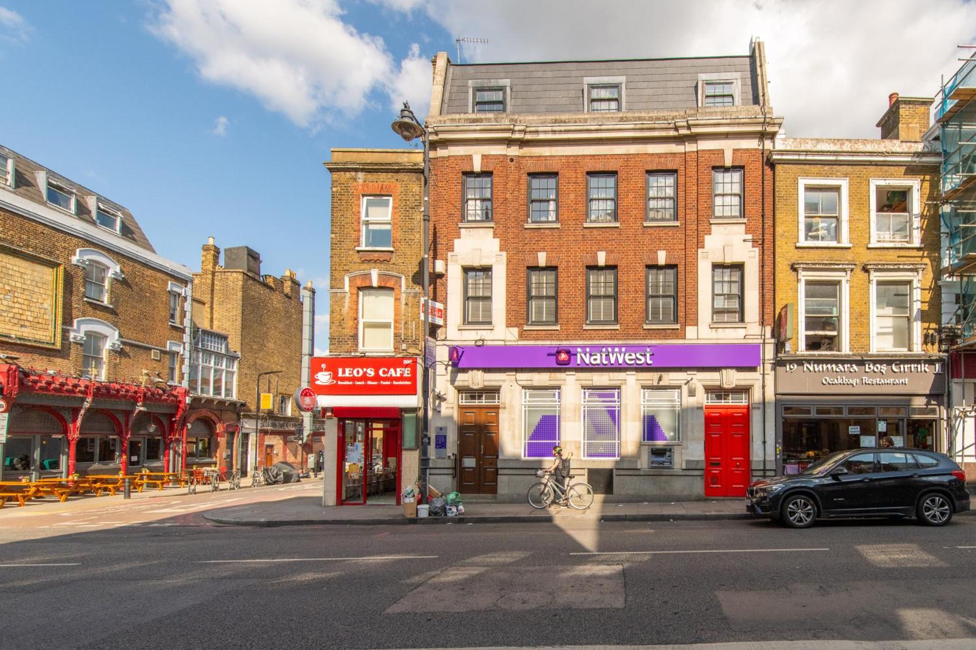 Unique 2 Bedroom Flat On Stoke Newington High Street London