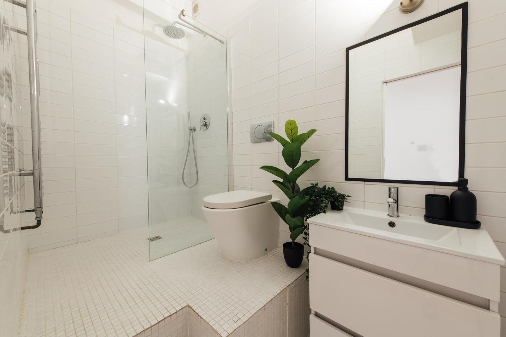 Unique 2 Bedroom Flat On Stoke Newington High Street