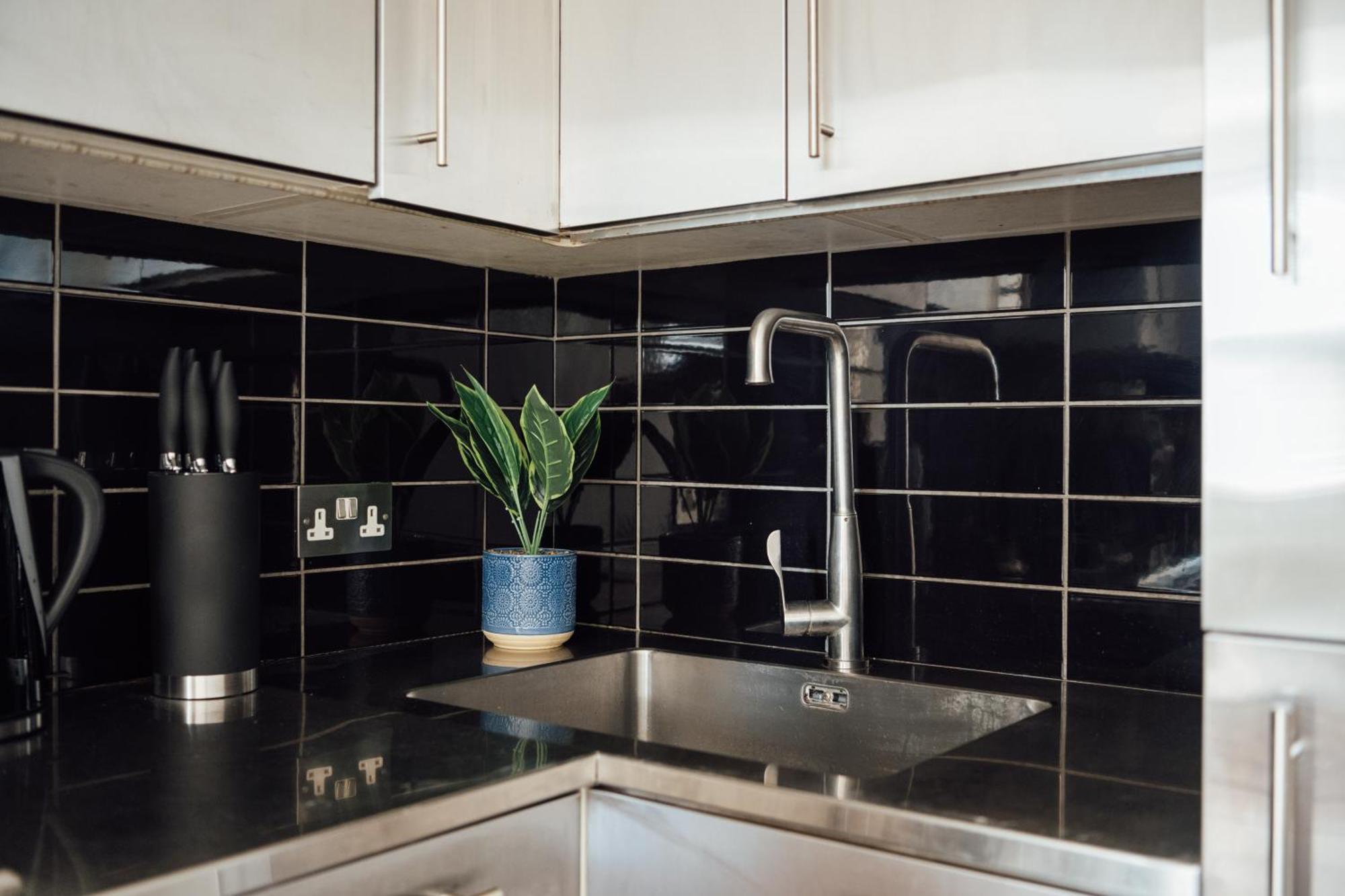 Unique 2 Bedroom Flat On Stoke Newington High Street *