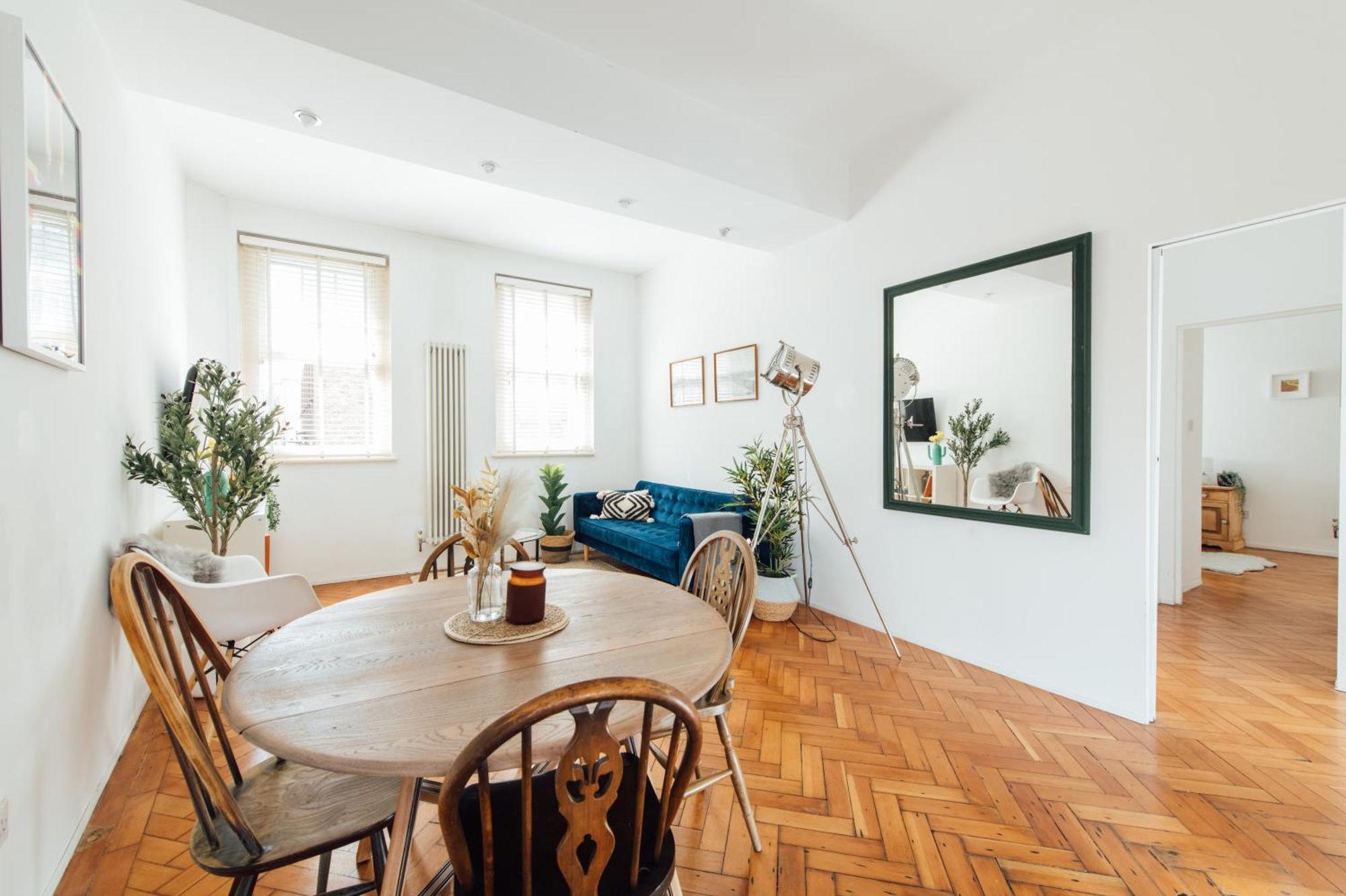 Unique 2 Bedroom Flat On Stoke Newington High Street
