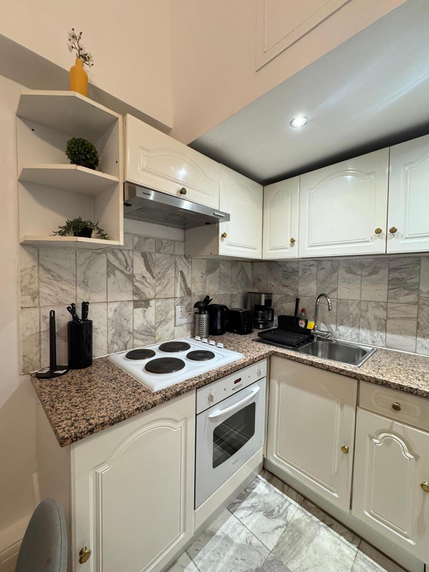 Charming And Affordable Flat For 4 People In Baker Street Zone 1 With Breakfast Apartment