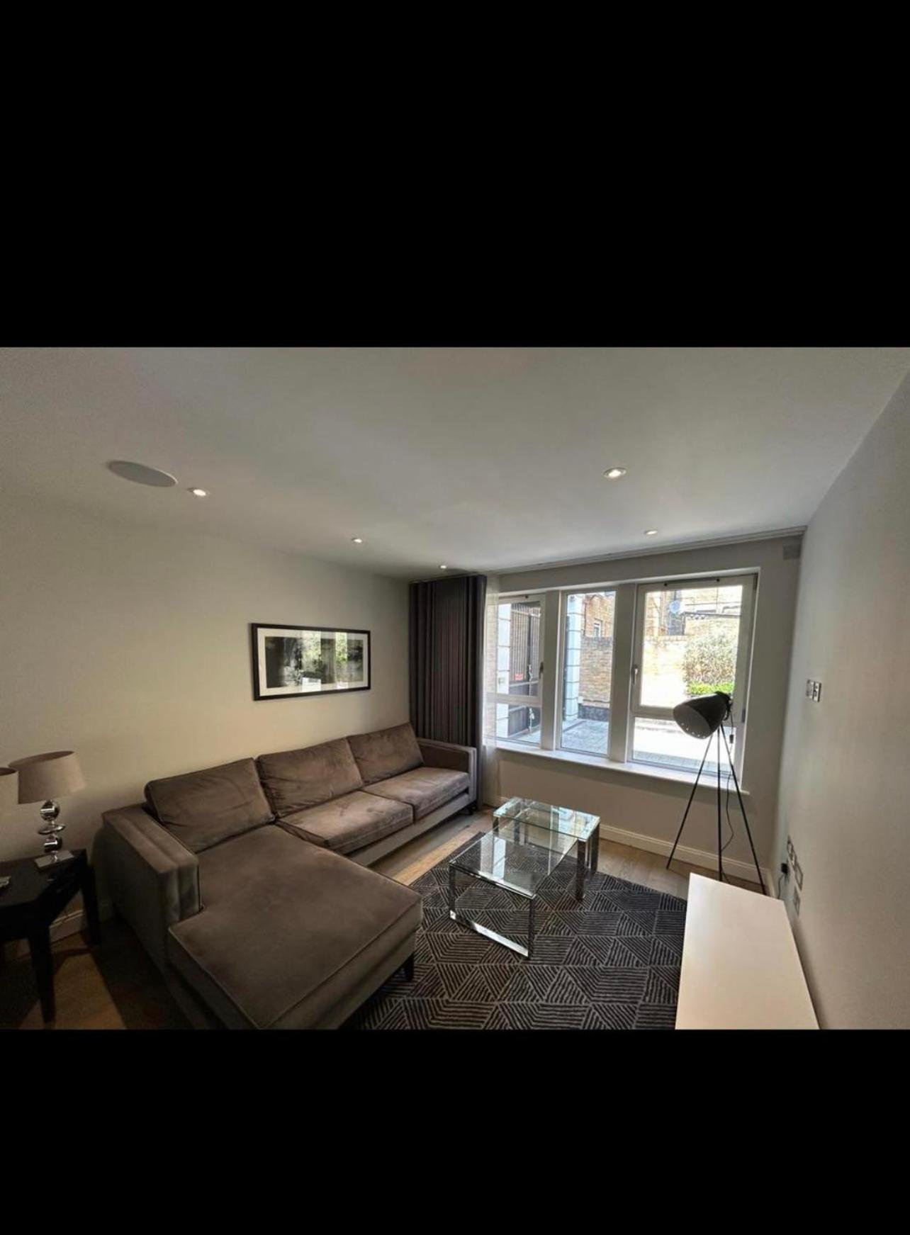 A Stunning 2 Bed Flat To Let In Victoria *