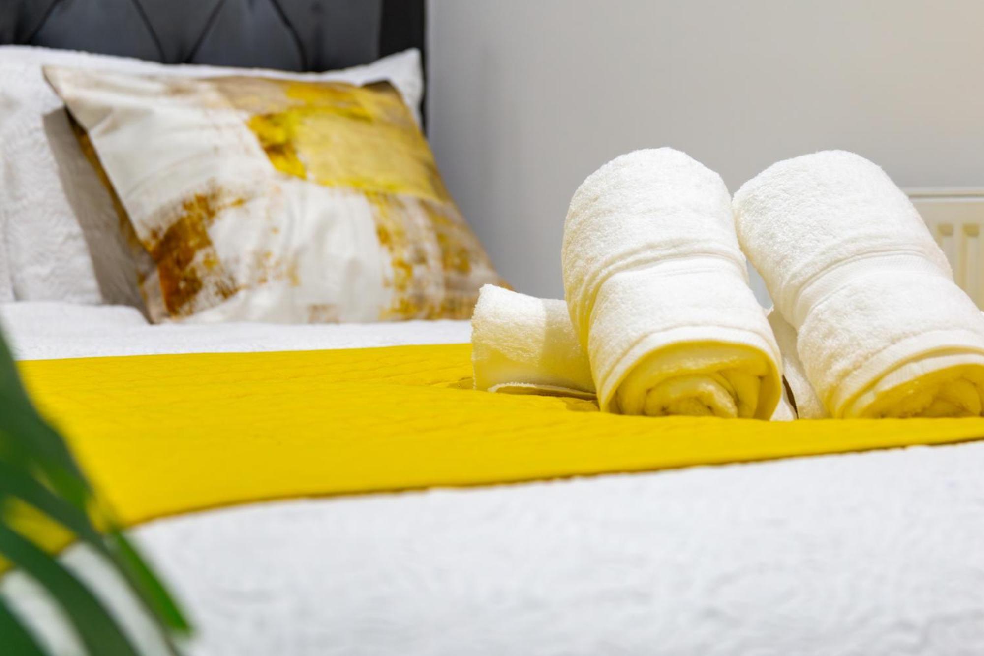 Stylish 2 Bedroom Haven In Zone 2-15 Mins To Central London- Garden & Parking Available! 5 Beds-Sleeps 6 People- Instant Book & Self Check-In! Save 20 Percent On Stays Of 7 Nights Or More ! Apartment