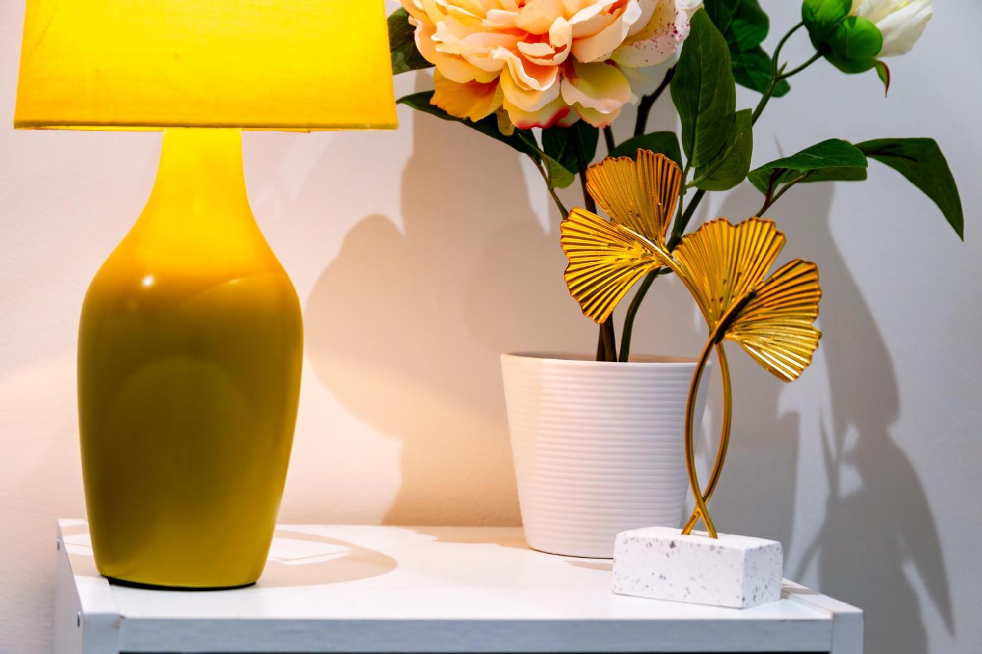 Stylish 2 Bedroom Haven In Zone 2-15 Mins To Central London- Garden & Parking Available! 5 Beds-Sleeps 6 People- Instant Book & Self Check-In! Save 20 Percent On Stays Of 7 Nights Or More ! Apartment London