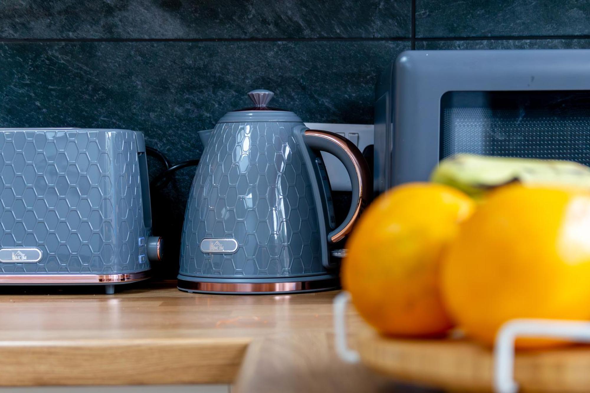 Apartment Stylish 2 Bedroom Haven In Zone 2-15 Mins To Central London- Garden & Parking Available! 5 Beds-Sleeps 6 People- Instant Book & Self Check-In! Save 20 Percent On Stays Of 7 Nights Or More ! *