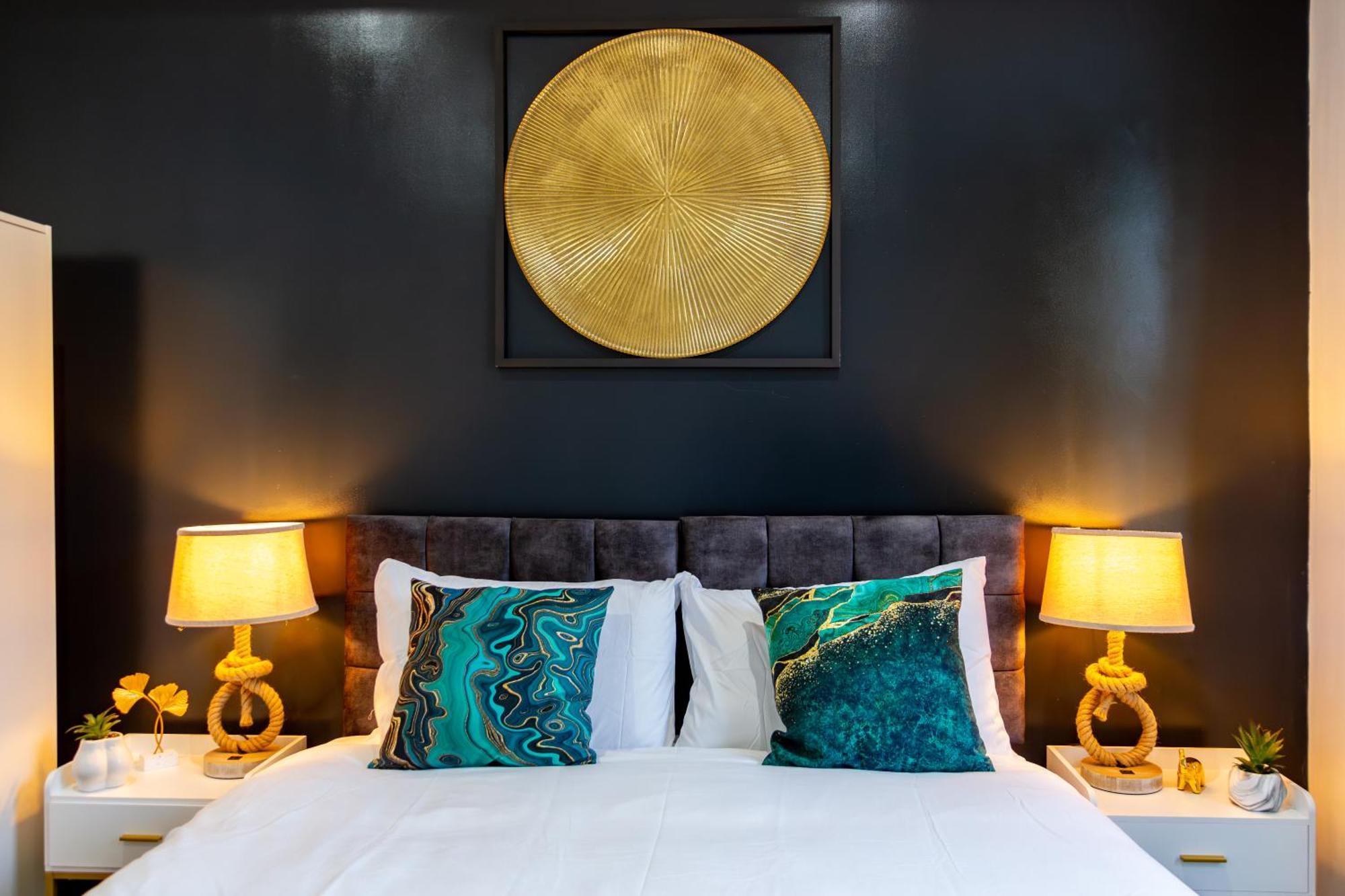 Stylish 2 Bedroom Haven In Zone 2-15 Mins To Central London- Garden & Parking Available! 5 Beds-Sleeps 6 People- Instant Book & Self Check-In! Save 20 Percent On Stays Of 7 Nights Or More ! Apartment London