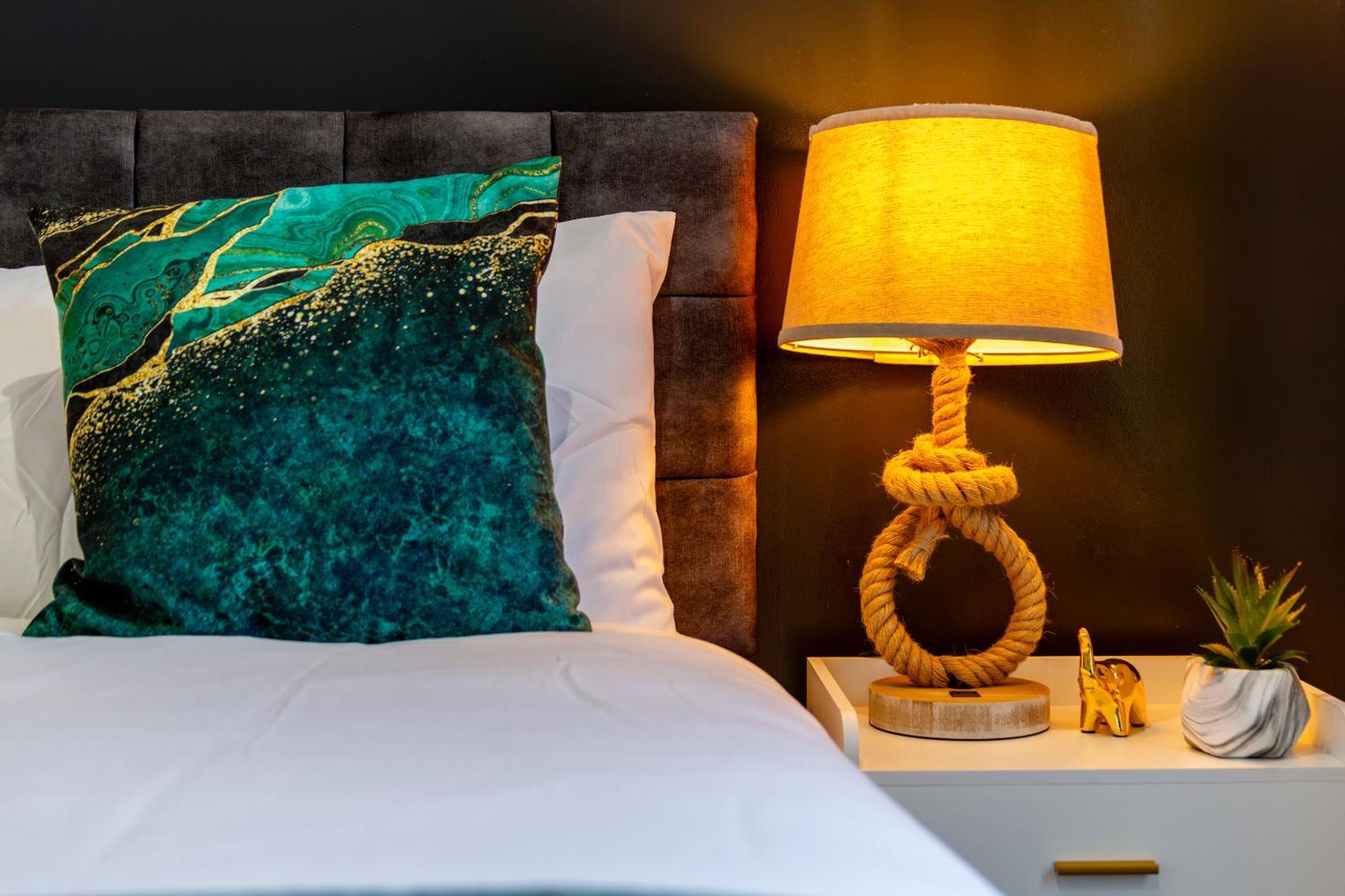 Stylish 2 Bedroom Haven In Zone 2-15 Mins To Central London- Garden & Parking Available! 5 Beds-Sleeps 6 People- Instant Book & Self Check-In! Save 20 Percent On Stays Of 7 Nights Or More ! London