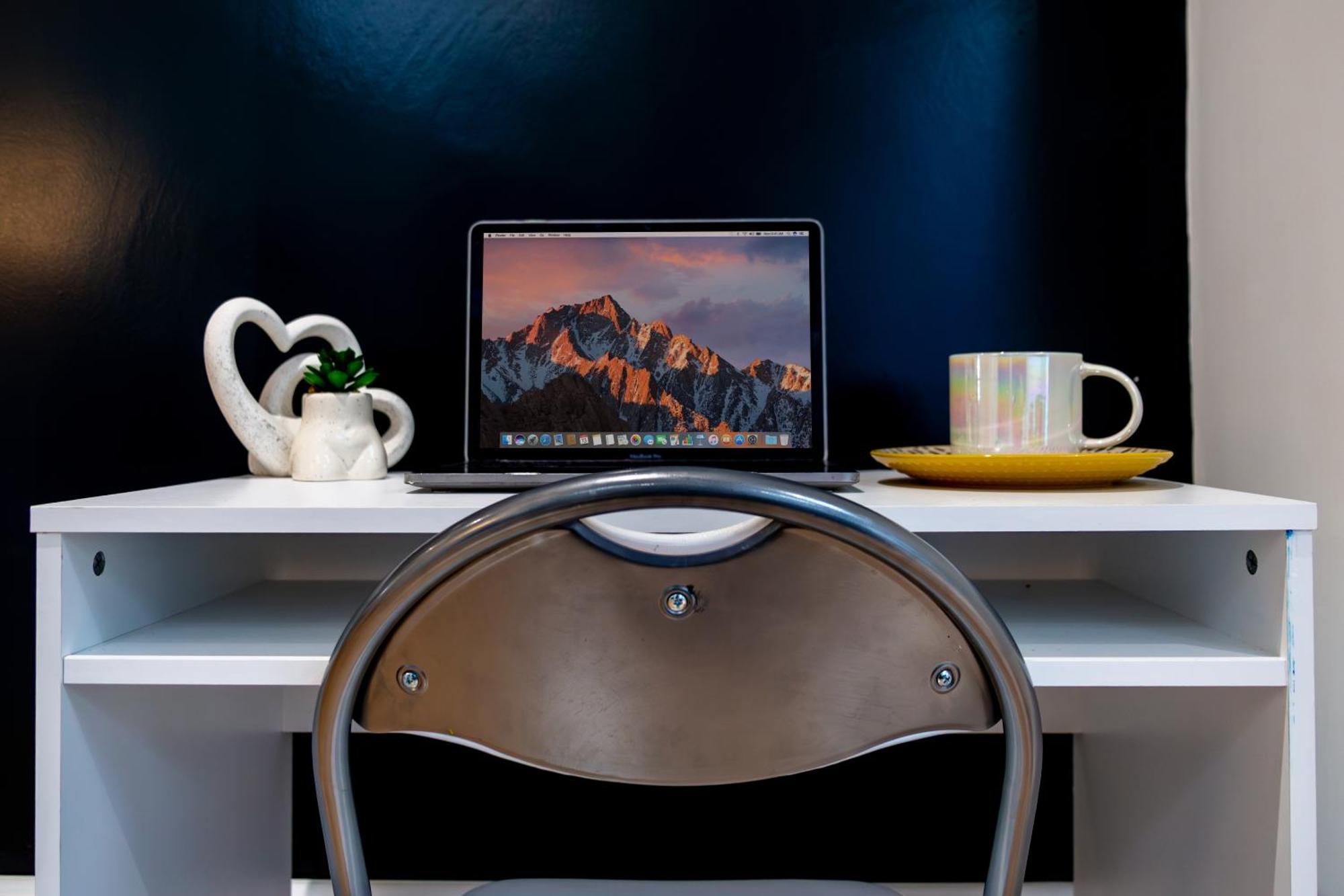 Stylish 2 Bedroom Haven In Zone 2-15 Mins To Central London- Garden & Parking Available! 5 Beds-Sleeps 6 People- Instant Book & Self Check-In! Save 20 Percent On Stays Of 7 Nights Or More ! *
