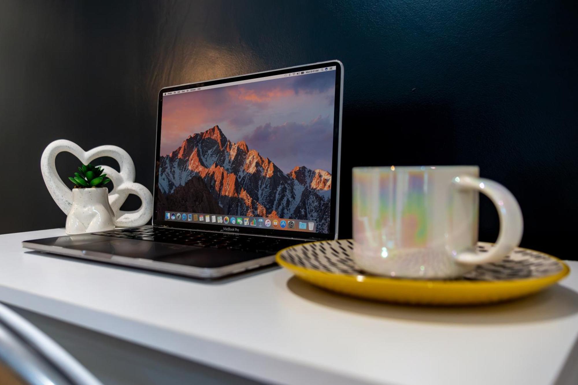 Stylish 2 Bedroom Haven In Zone 2-15 Mins To Central London- Garden & Parking Available! 5 Beds-Sleeps 6 People- Instant Book & Self Check-In! Save 20 Percent On Stays Of 7 Nights Or More ! * London