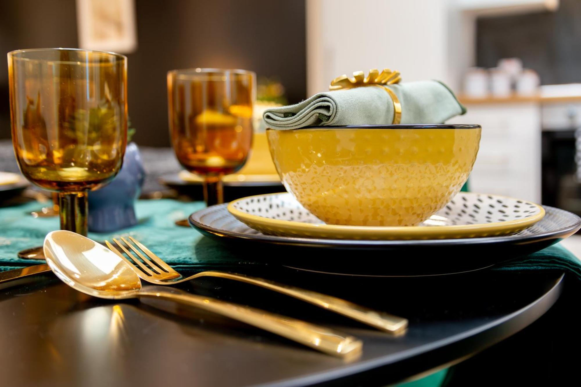 Apartment Stylish 2 Bedroom Haven In Zone 2-15 Mins To Central London- Garden & Parking Available! 5 Beds-Sleeps 6 People- Instant Book & Self Check-In! Save 20 Percent On Stays Of 7 Nights Or More ! London