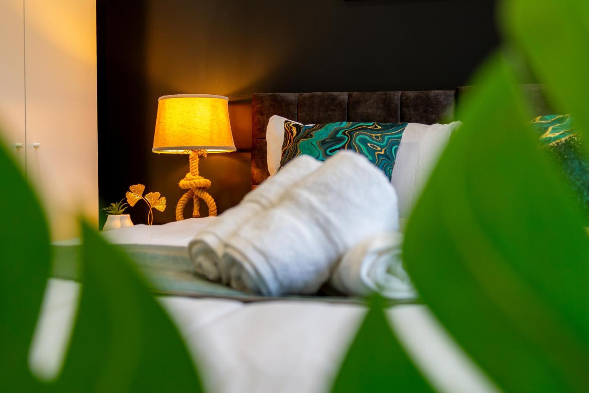 Stylish 2 Bedroom Haven In Zone 2-15 Mins To Central London- Garden & Parking Available! 5 Beds-Sleeps 6 People- Instant Book & Self Check-In! Save 20 Percent On Stays Of 7 Nights Or More !