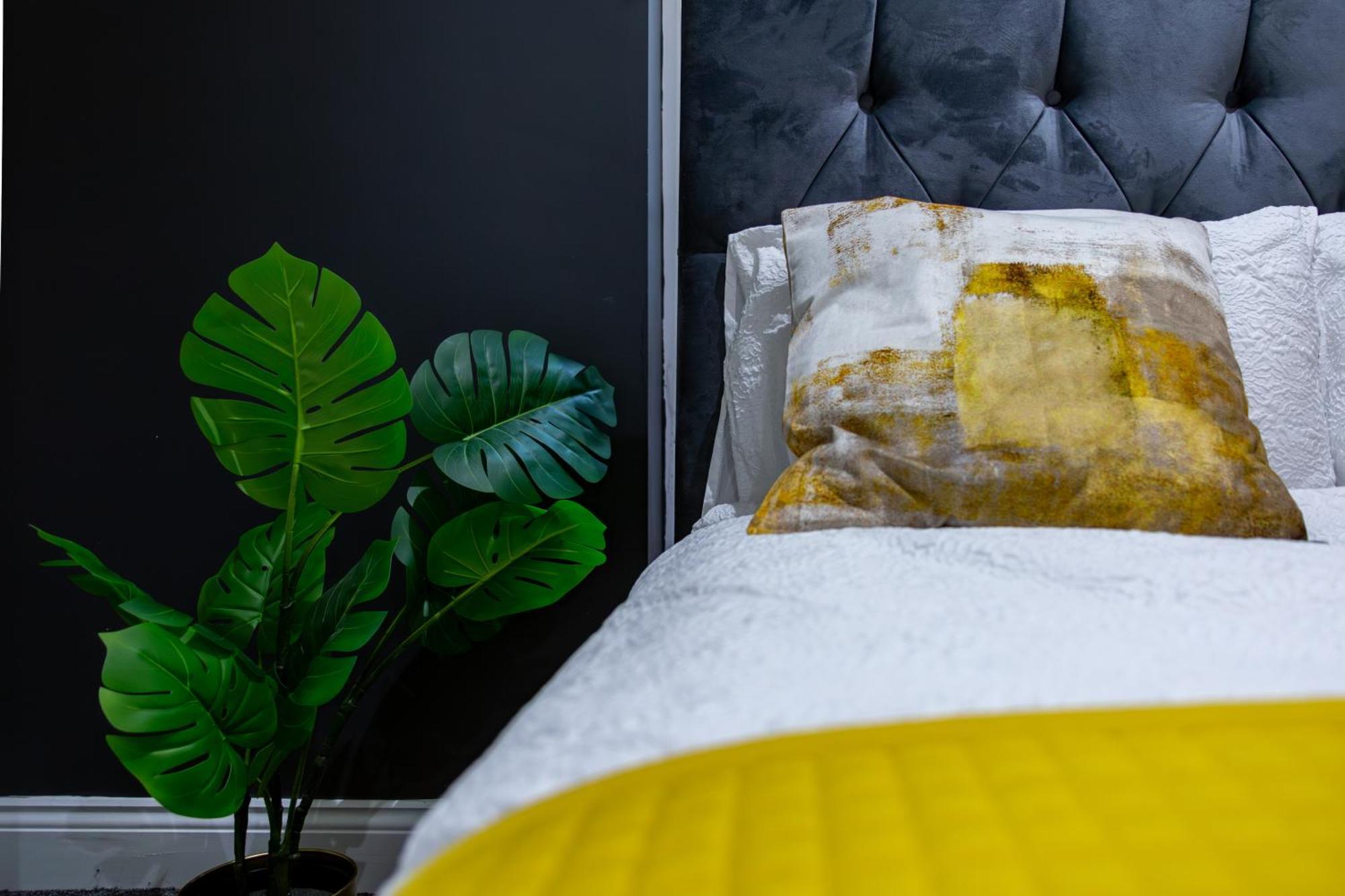 Apartment Stylish 2 Bedroom Haven In Zone 2-15 Mins To Central London- Garden & Parking Available! 5 Beds-Sleeps 6 People- Instant Book & Self Check-In! Save 20 Percent On Stays Of 7 Nights Or More !