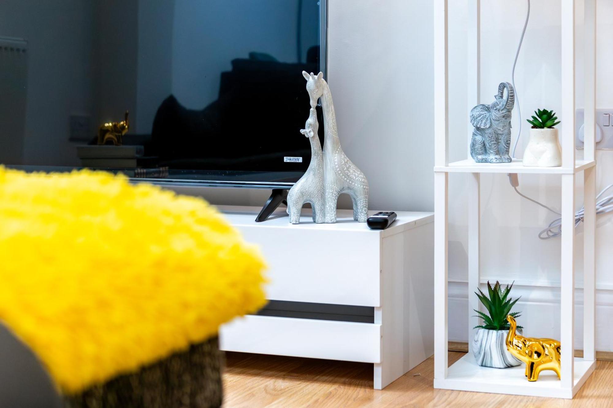 Stylish 2 Bedroom Haven In Zone 2-15 Mins To Central London- Garden & Parking Available! 5 Beds-Sleeps 6 People- Instant Book & Self Check-In! Save 20 Percent On Stays Of 7 Nights Or More ! London