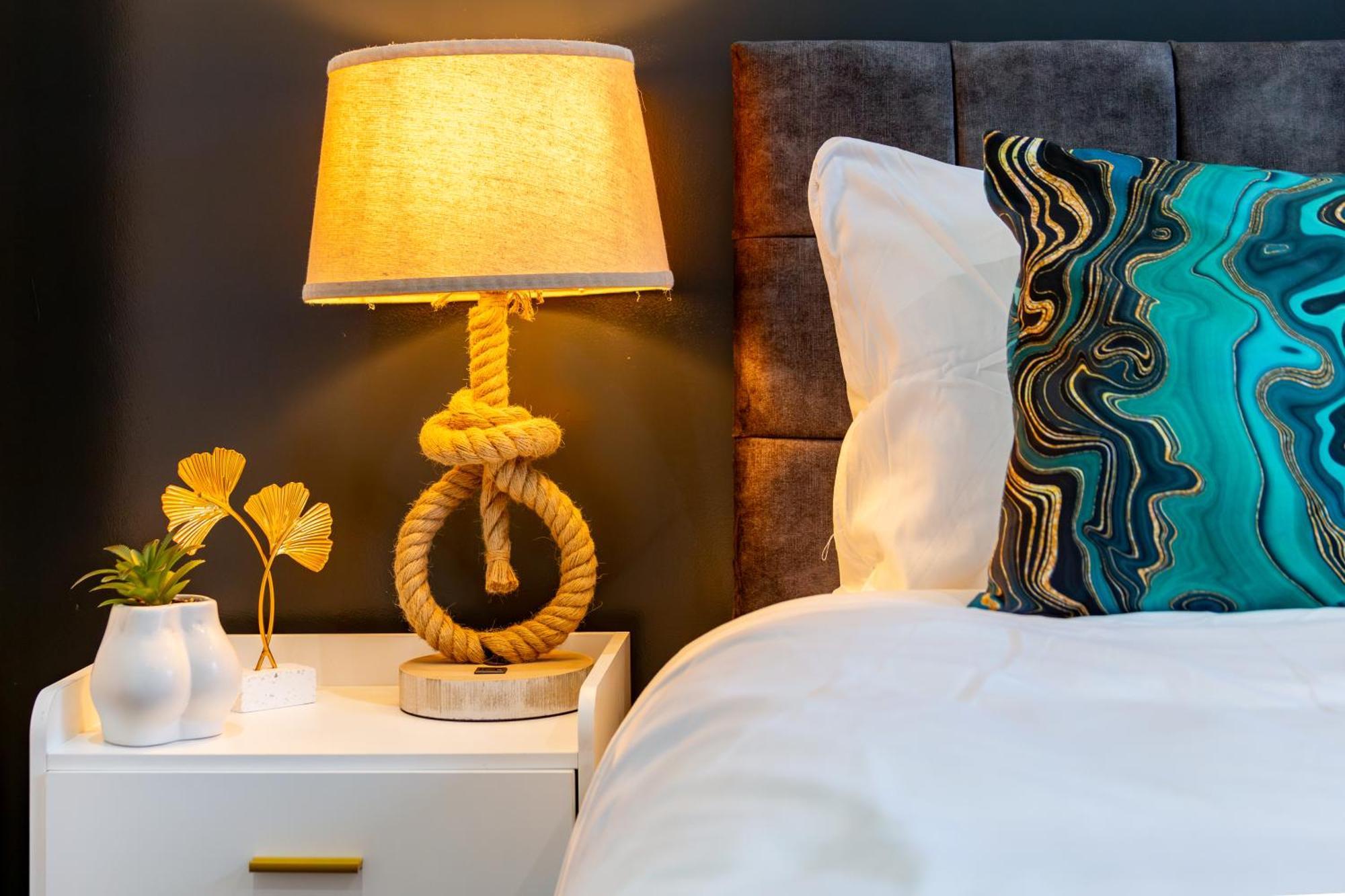 Stylish 2 Bedroom Haven In Zone 2-15 Mins To Central London- Garden & Parking Available! 5 Beds-Sleeps 6 People- Instant Book & Self Check-In! Save 20 Percent On Stays Of 7 Nights Or More !