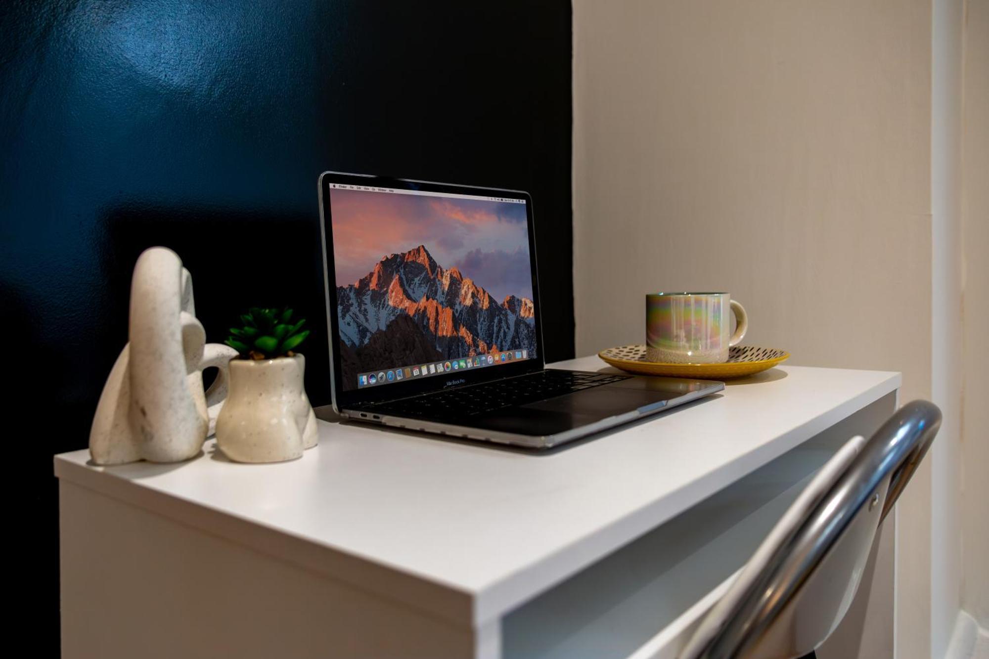 Apartment Stylish 2 Bedroom Haven In Zone 2-15 Mins To Central London- Garden & Parking Available! 5 Beds-Sleeps 6 People- Instant Book & Self Check-In! Save 20 Percent On Stays Of 7 Nights Or More !