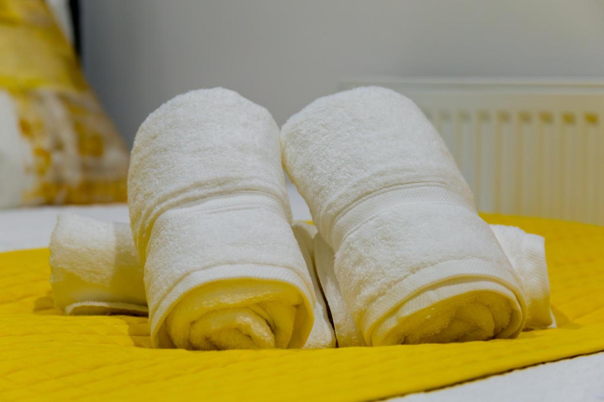 Apartment Stylish 2 Bedroom Haven In Zone 2-15 Mins To Central London- Garden & Parking Available! 5 Beds-Sleeps 6 People- Instant Book & Self Check-In! Save 20 Percent On Stays Of 7 Nights Or More ! London