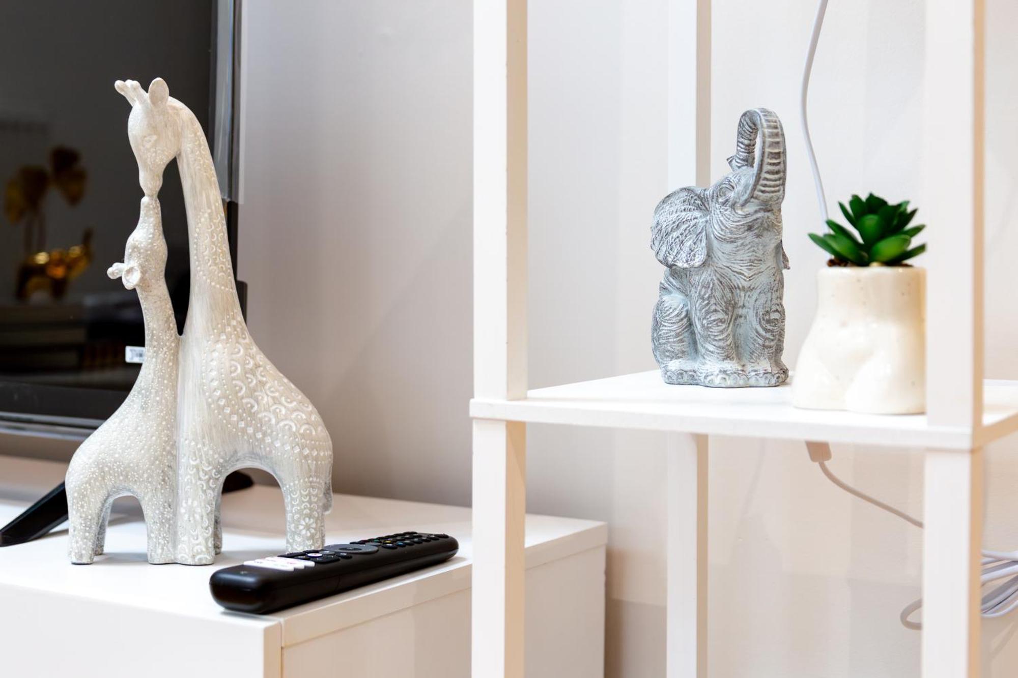 Apartment Stylish 2 Bedroom Haven In Zone 2-15 Mins To Central London- Garden & Parking Available! 5 Beds-Sleeps 6 People- Instant Book & Self Check-In! Save 20 Percent On Stays Of 7 Nights Or More !