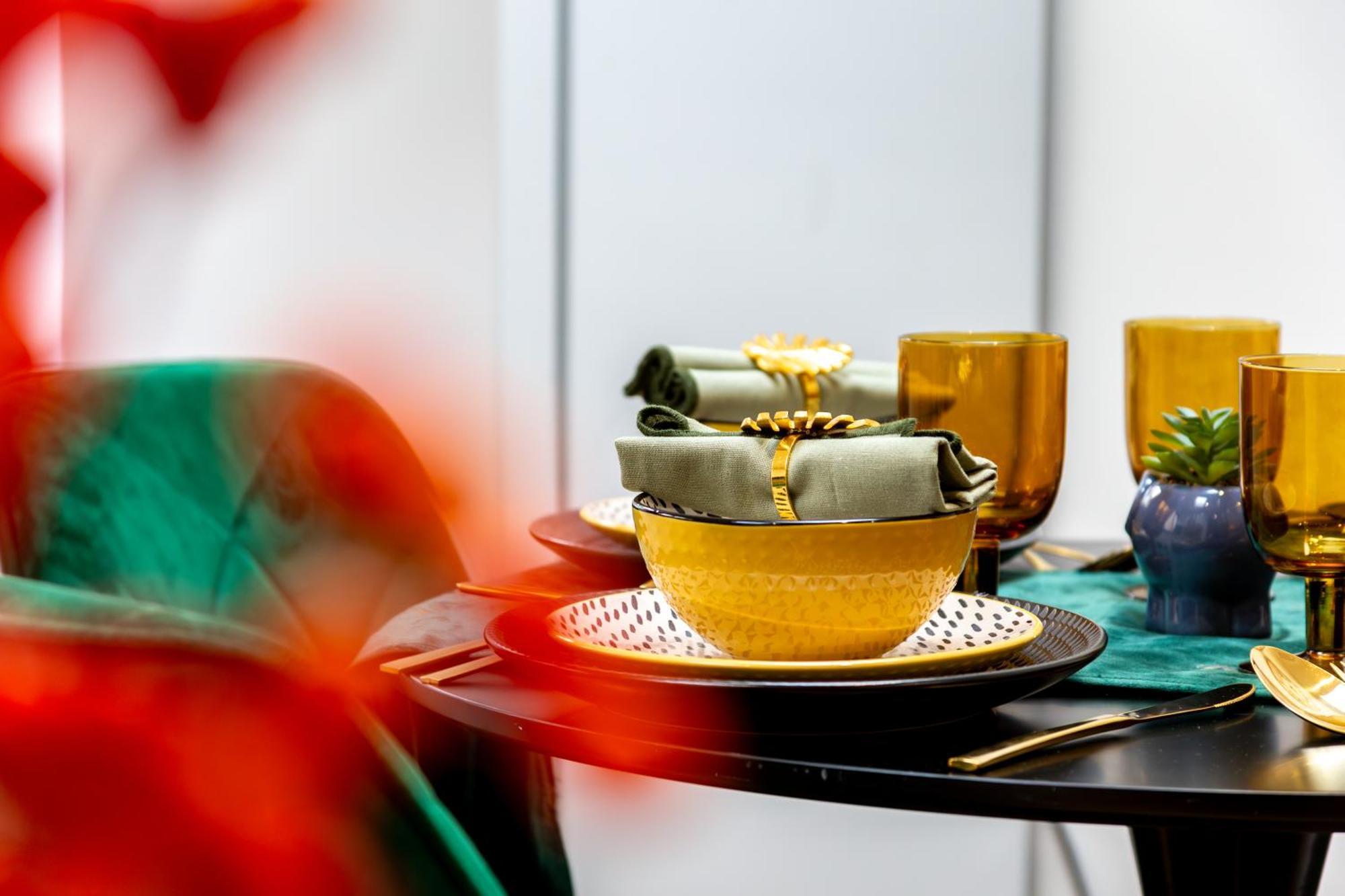 Apartment Stylish 2 Bedroom Haven In Zone 2-15 Mins To Central London- Garden & Parking Available! 5 Beds-Sleeps 6 People- Instant Book & Self Check-In! Save 20 Percent On Stays Of 7 Nights Or More !