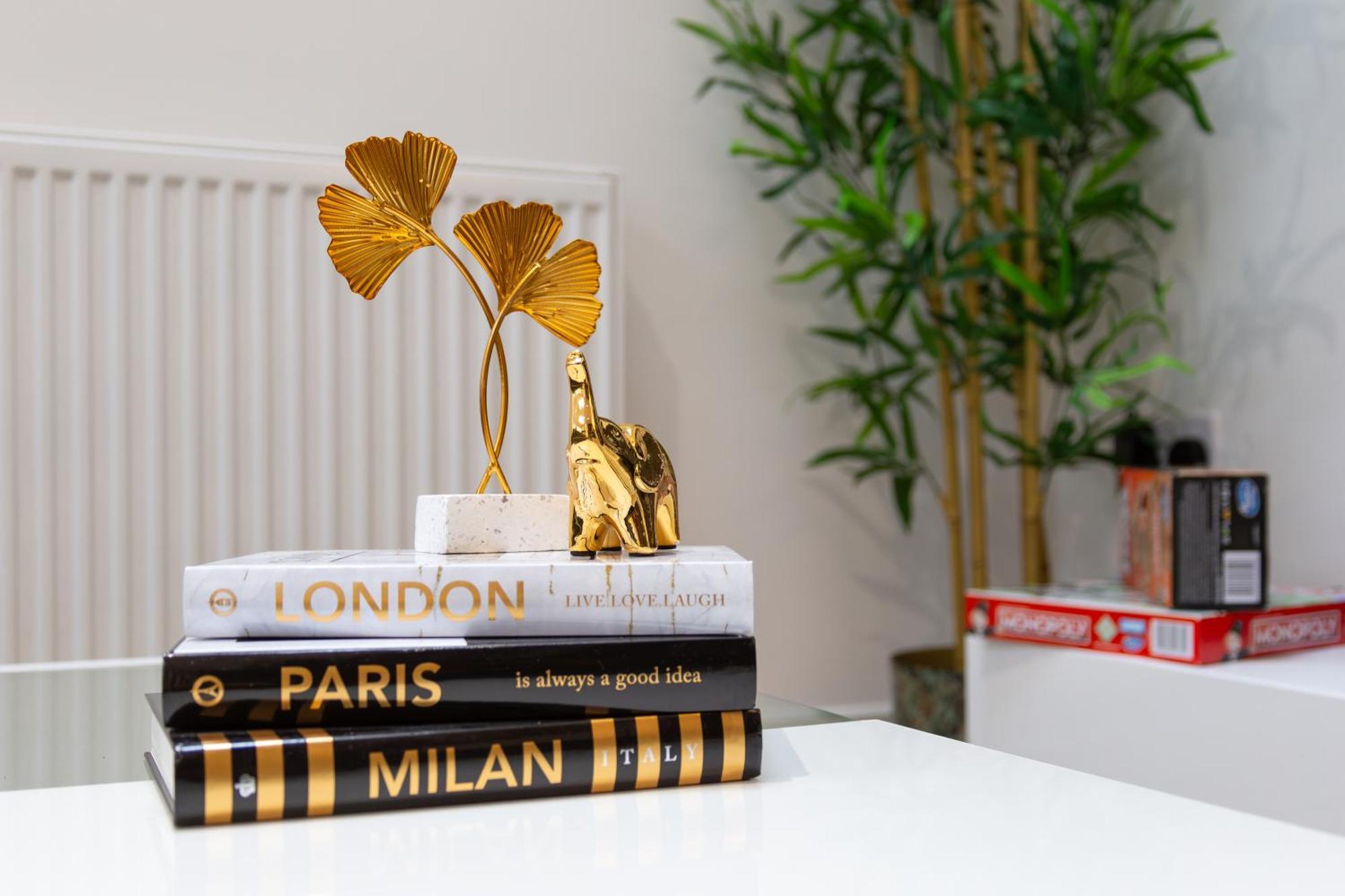 Stylish 2 Bedroom Haven In Zone 2-15 Mins To Central London- Garden & Parking Available! 5 Beds-Sleeps 6 People- Instant Book & Self Check-In! Save 20 Percent On Stays Of 7 Nights Or More ! Apartment
