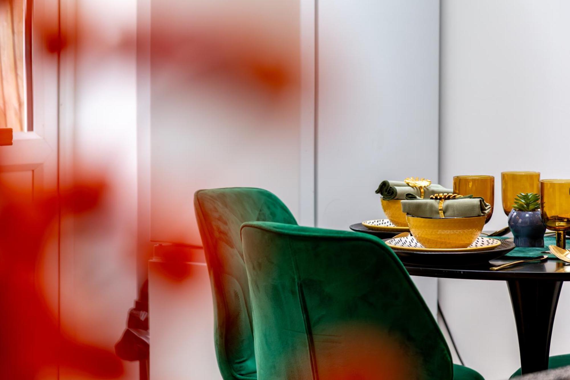 Stylish 2 Bedroom Haven In Zone 2-15 Mins To Central London- Garden & Parking Available! 5 Beds-Sleeps 6 People- Instant Book & Self Check-In! Save 20 Percent On Stays Of 7 Nights Or More ! London
