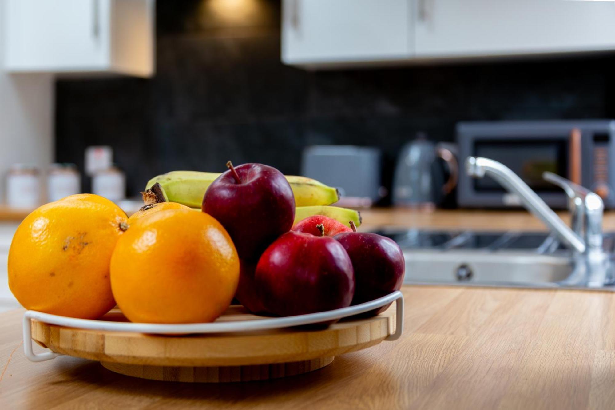 Stylish 2 Bedroom Haven In Zone 2-15 Mins To Central London- Garden & Parking Available! 5 Beds-Sleeps 6 People- Instant Book & Self Check-In! Save 20 Percent On Stays Of 7 Nights Or More ! Apartment