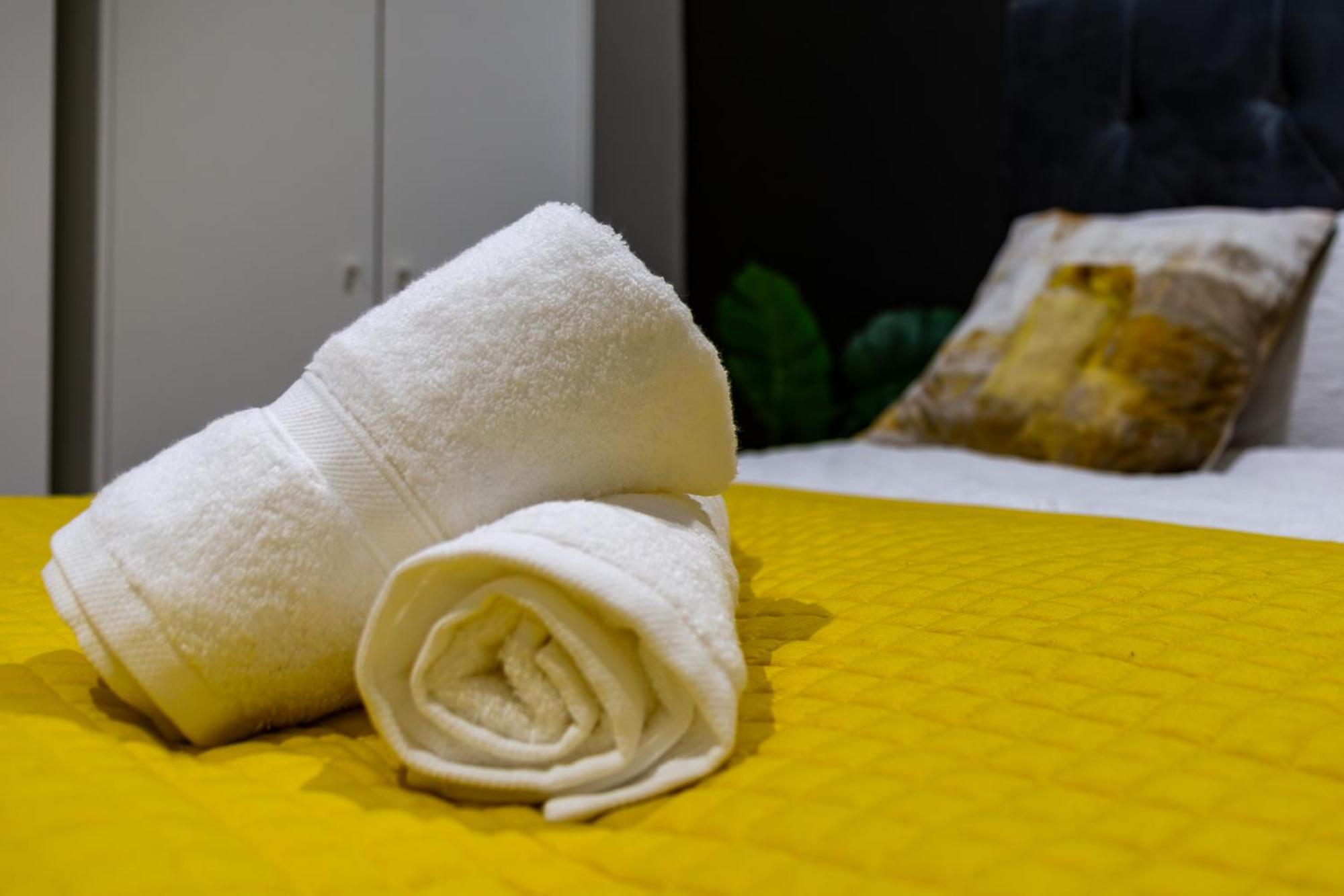 Stylish 2 Bedroom Haven In Zone 2-15 Mins To Central London- Garden & Parking Available! 5 Beds-Sleeps 6 People- Instant Book & Self Check-In! Save 20 Percent On Stays Of 7 Nights Or More ! *