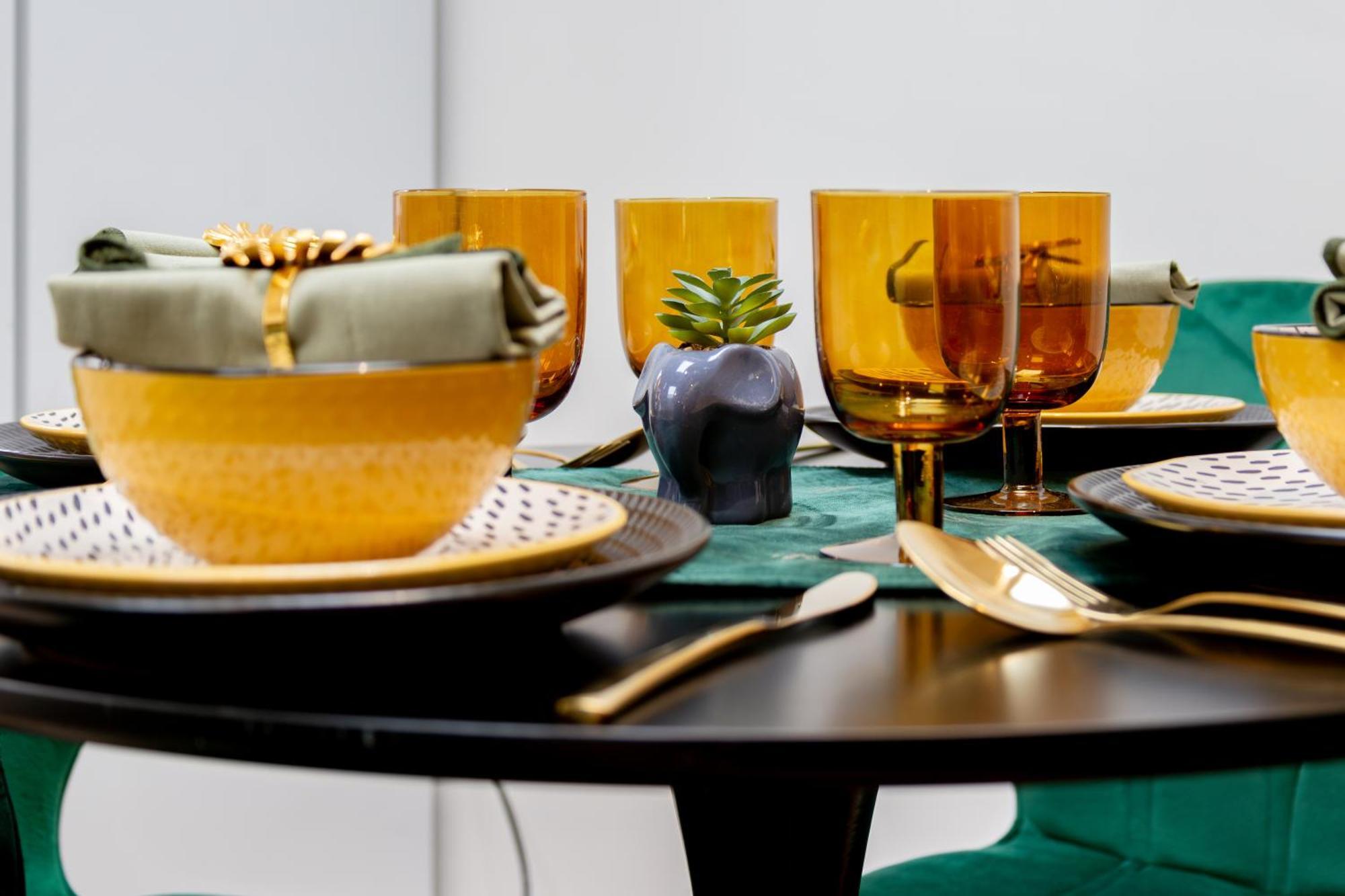 Stylish 2 Bedroom Haven In Zone 2-15 Mins To Central London- Garden & Parking Available! 5 Beds-Sleeps 6 People- Instant Book & Self Check-In! Save 20 Percent On Stays Of 7 Nights Or More ! * London