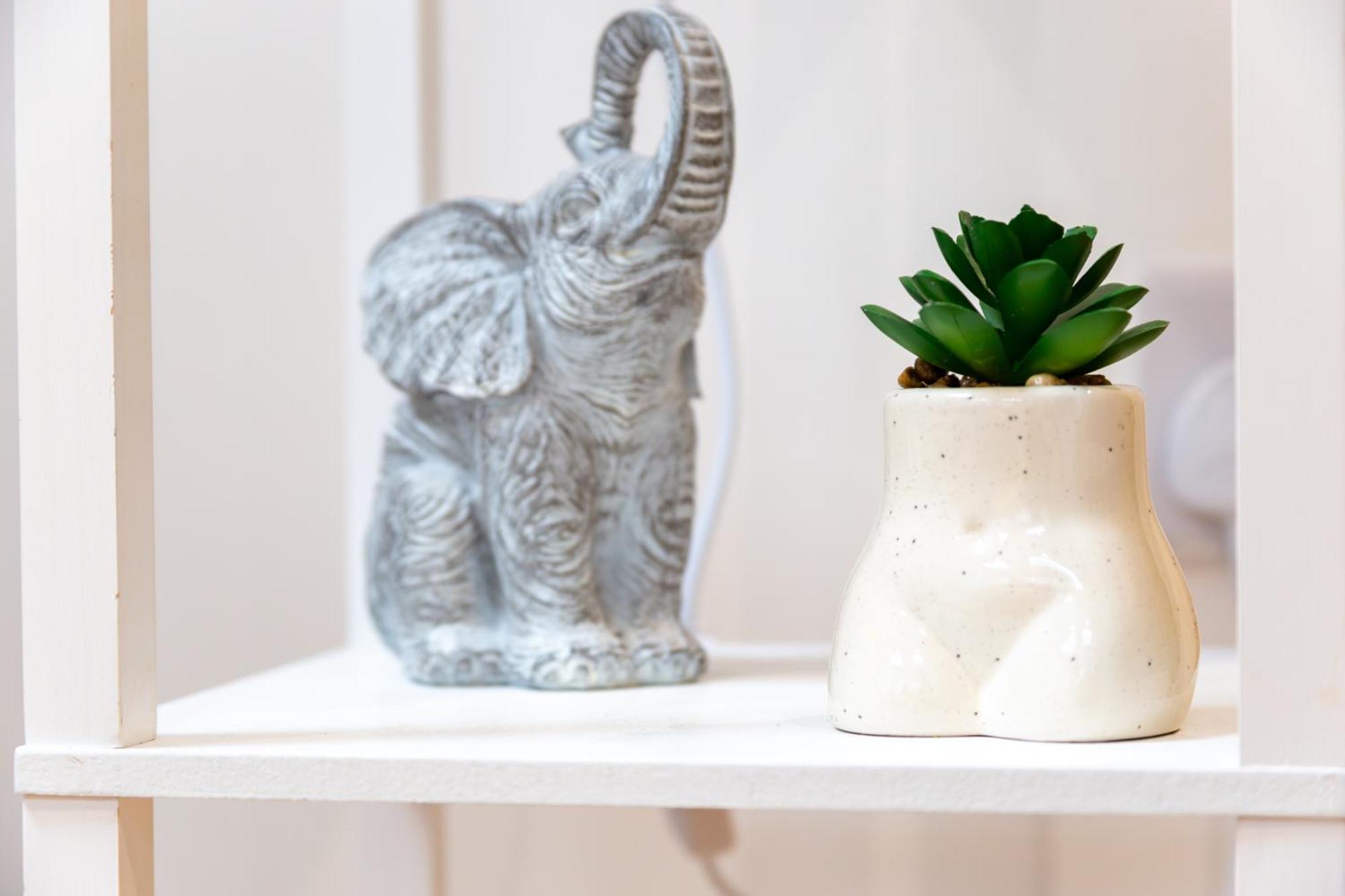 Stylish 2 Bedroom Haven In Zone 2-15 Mins To Central London- Garden & Parking Available! 5 Beds-Sleeps 6 People- Instant Book & Self Check-In! Save 20 Percent On Stays Of 7 Nights Or More ! *