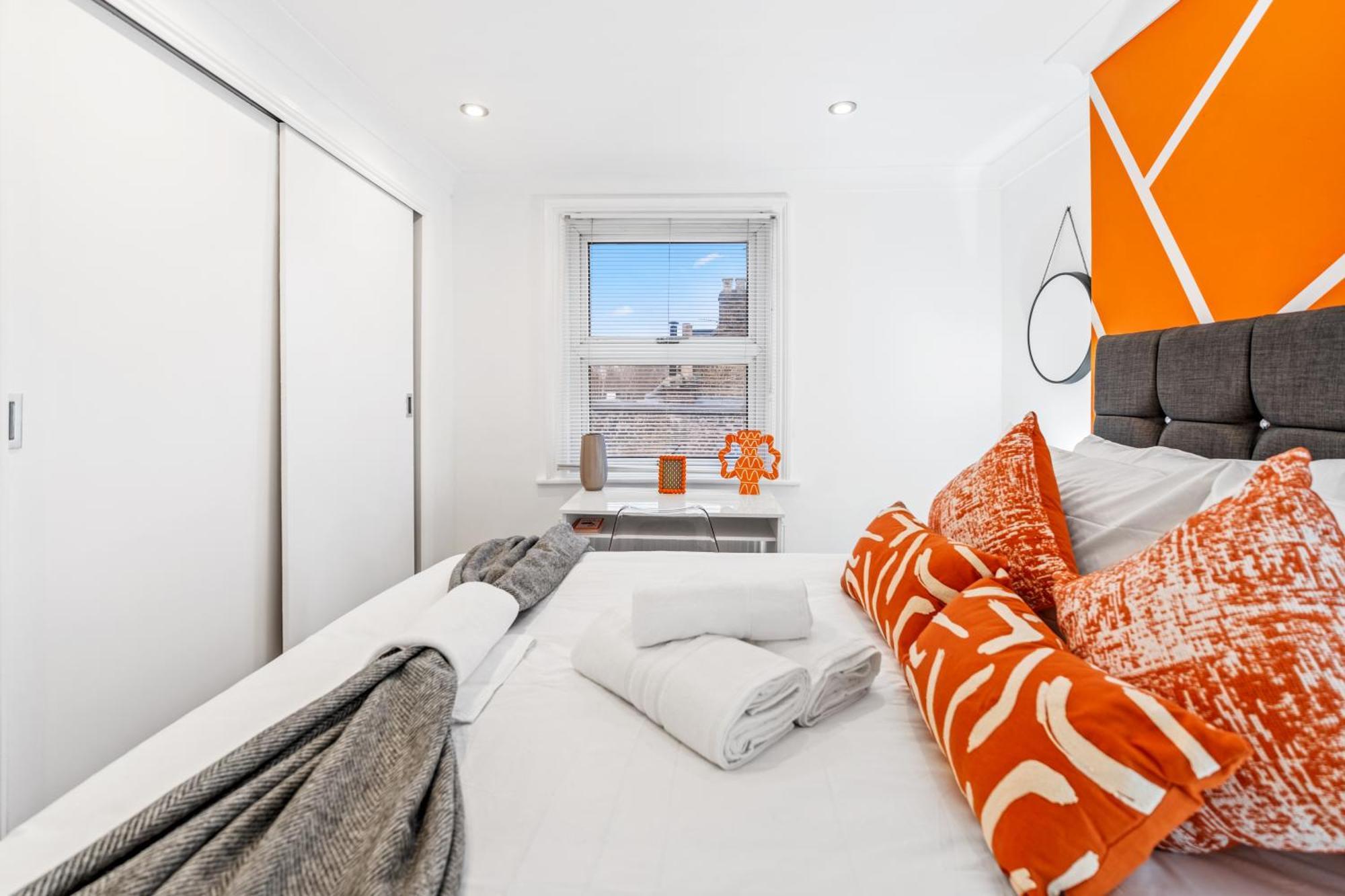 3 Bed Trendy Vibe House In Earls Court Kensington Apartment