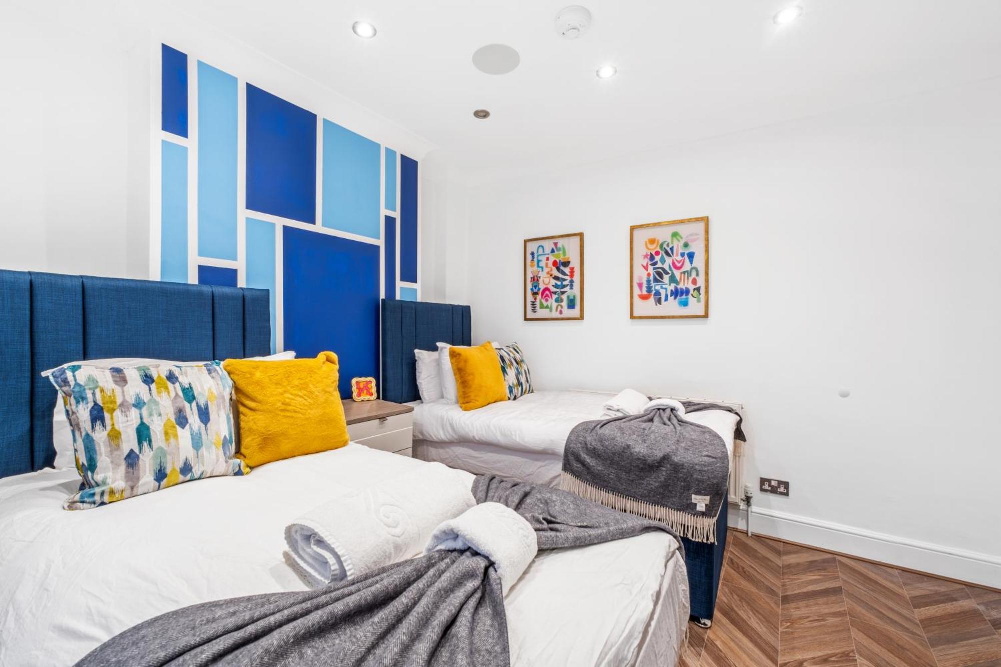 3 Bed Trendy Vibe House In Earls Court Kensington London