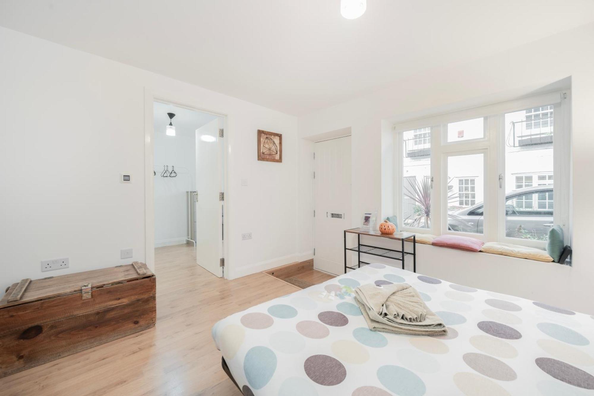 Modern One Bedroom Flat In Apartment *