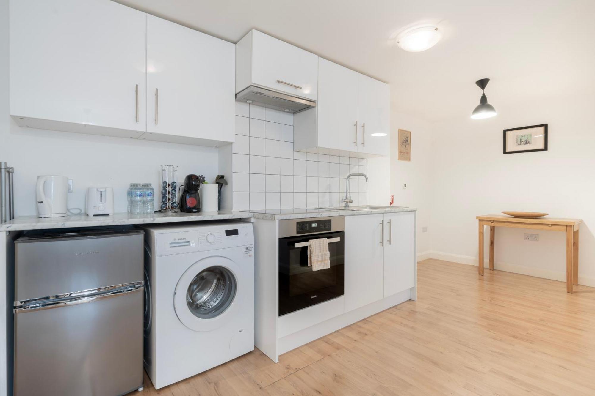 Modern One Bedroom Flat In *