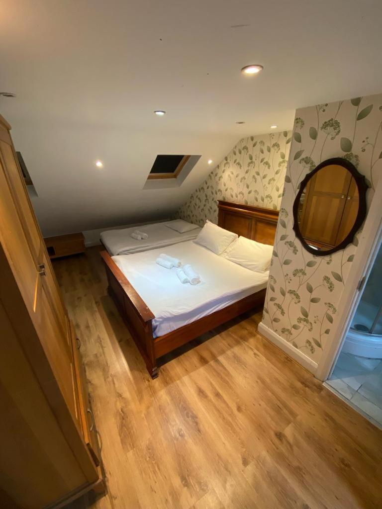 Bedroom Flat Colliers Wood Apartment *