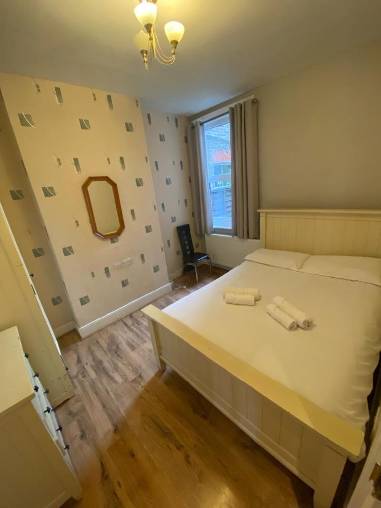 Bedroom Flat Colliers Wood * Londen
