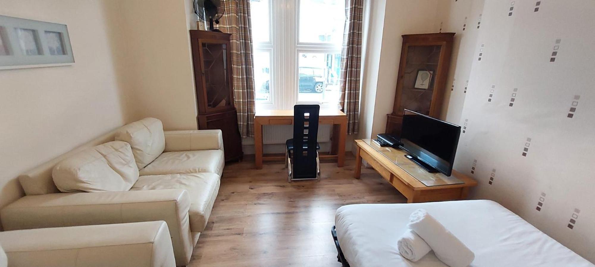 Bedroom Flat Colliers Wood *
