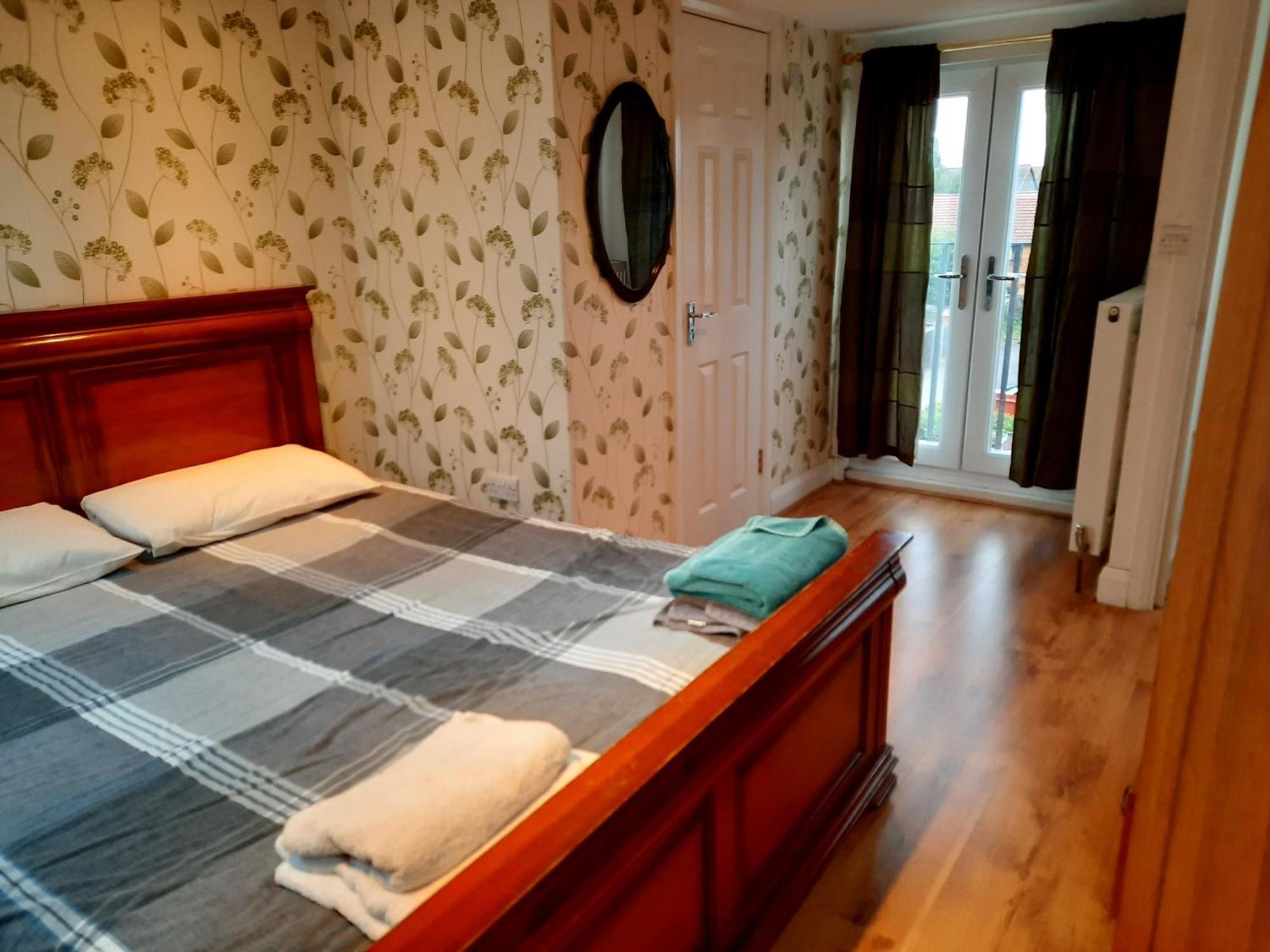 Bedroom Flat Colliers Wood Appartement *