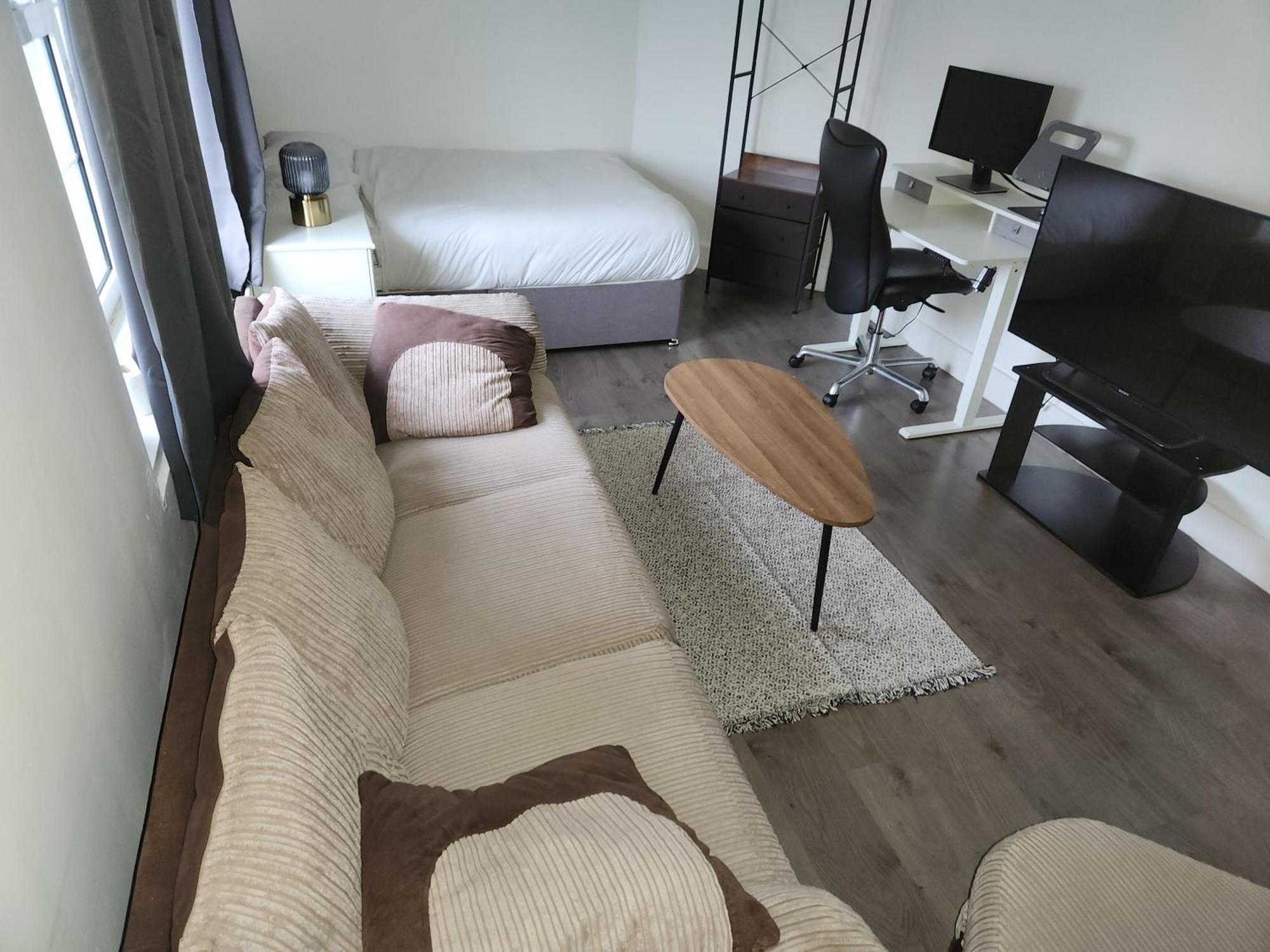 Apartment Flat With Work Station, Monitor, Smart Tv & Netflix *