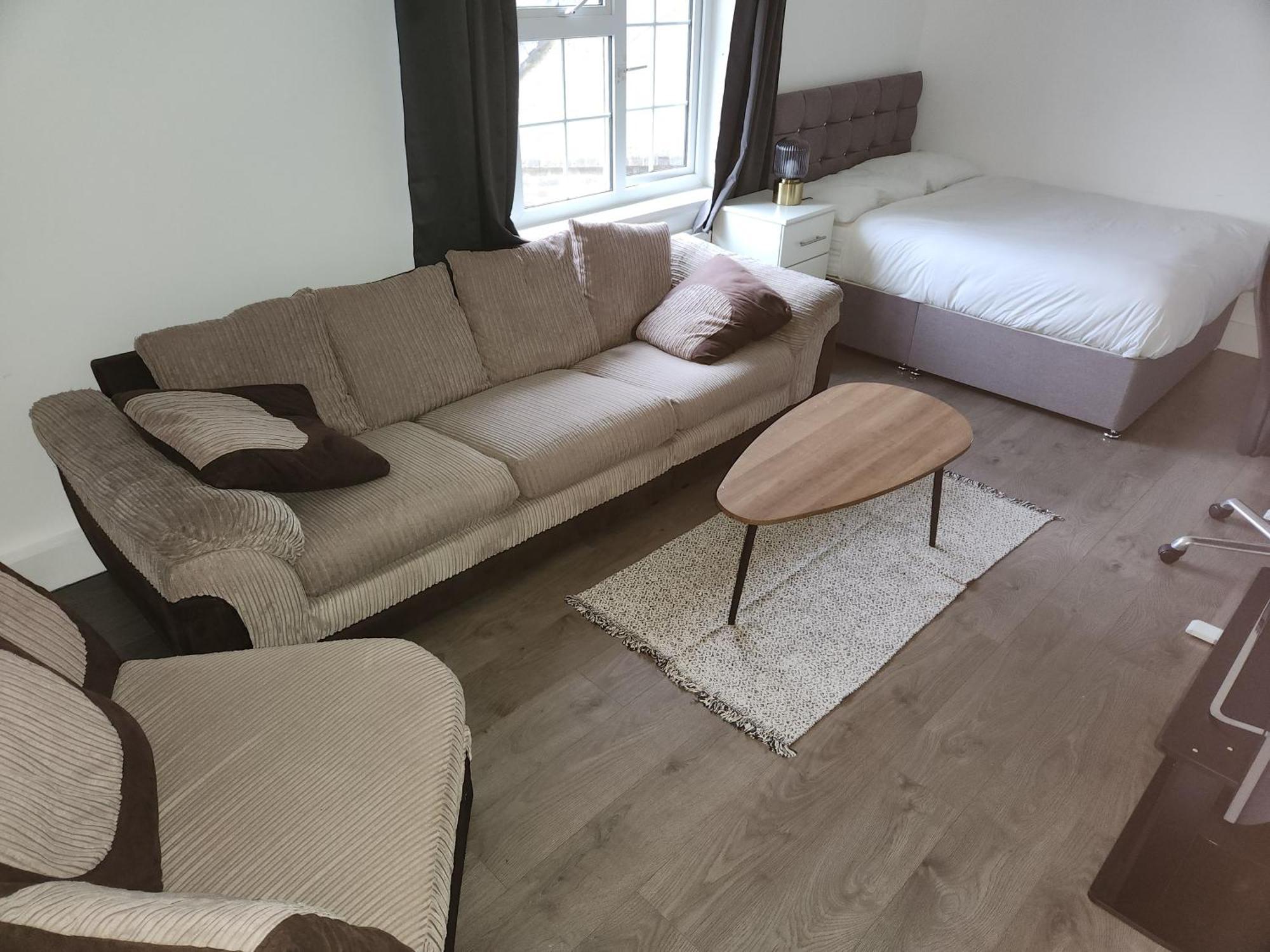Flat With Work Station, Monitor, Smart Tv & Netflix Apartment London