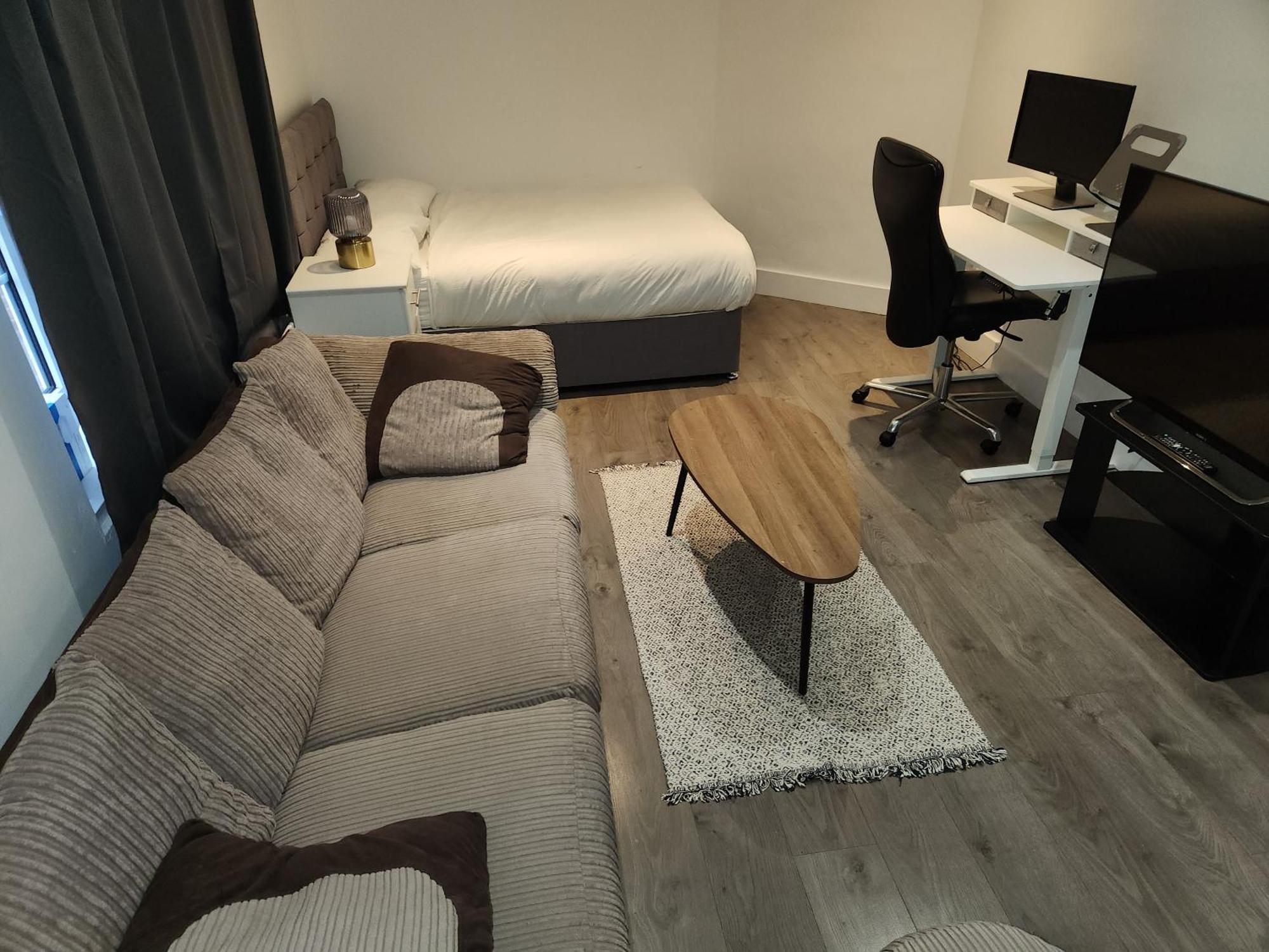 Flat With Work Station, Monitor, Smart Tv & Netflix London