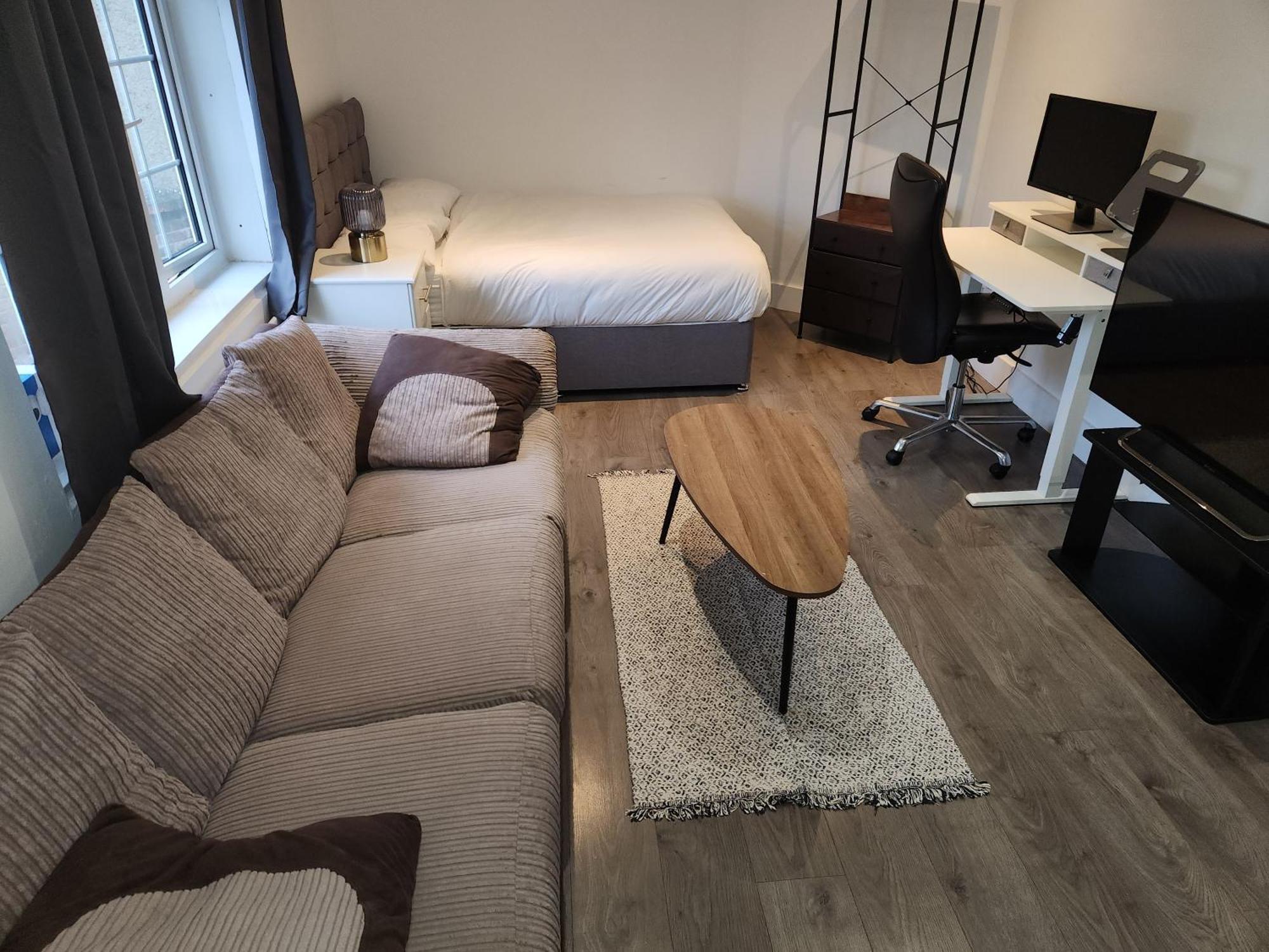 Flat With Work Station, Monitor, Smart Tv & Netflix * London