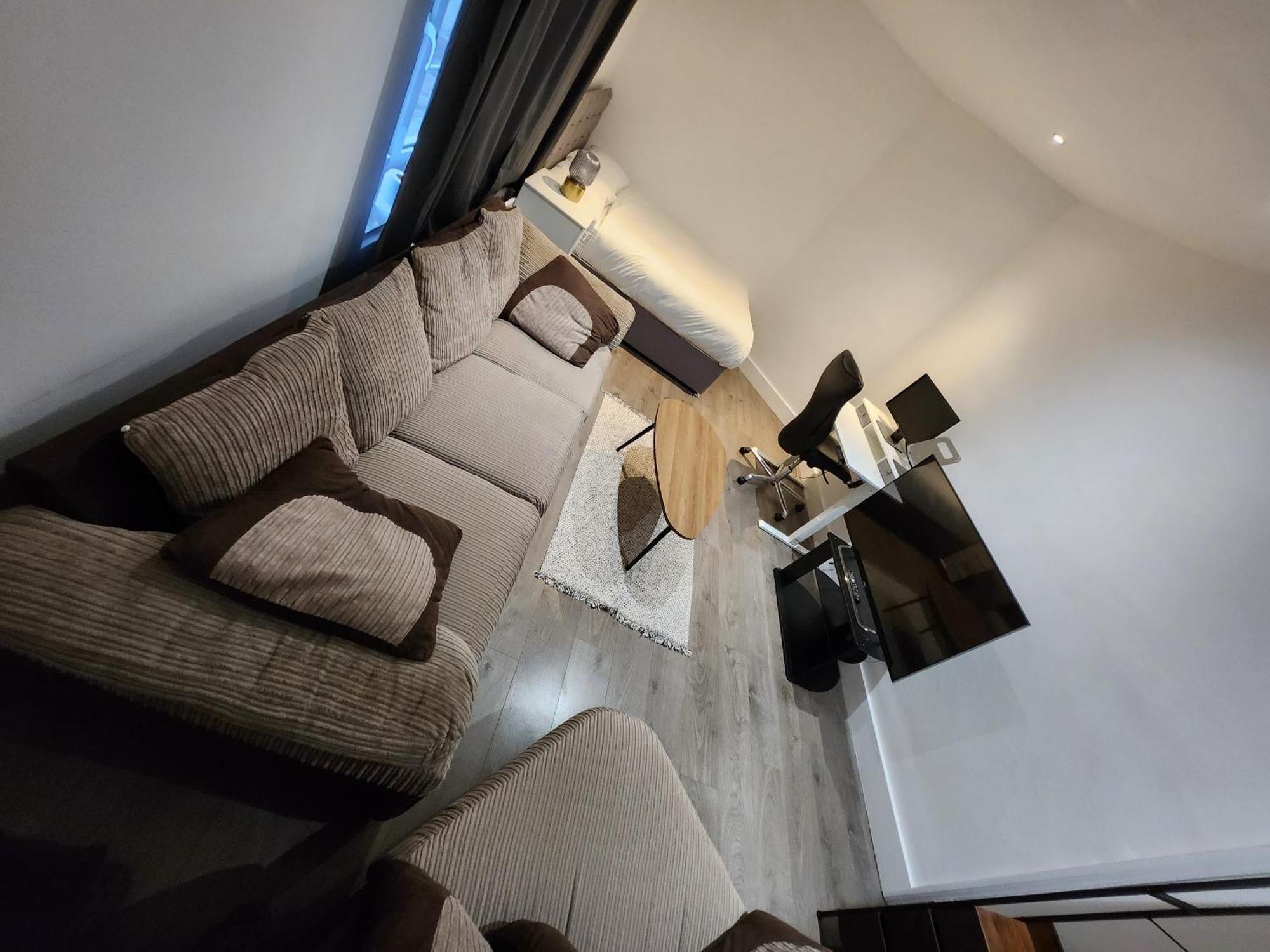 Flat With Work Station, Monitor, Smart Tv & Netflix Apartment *