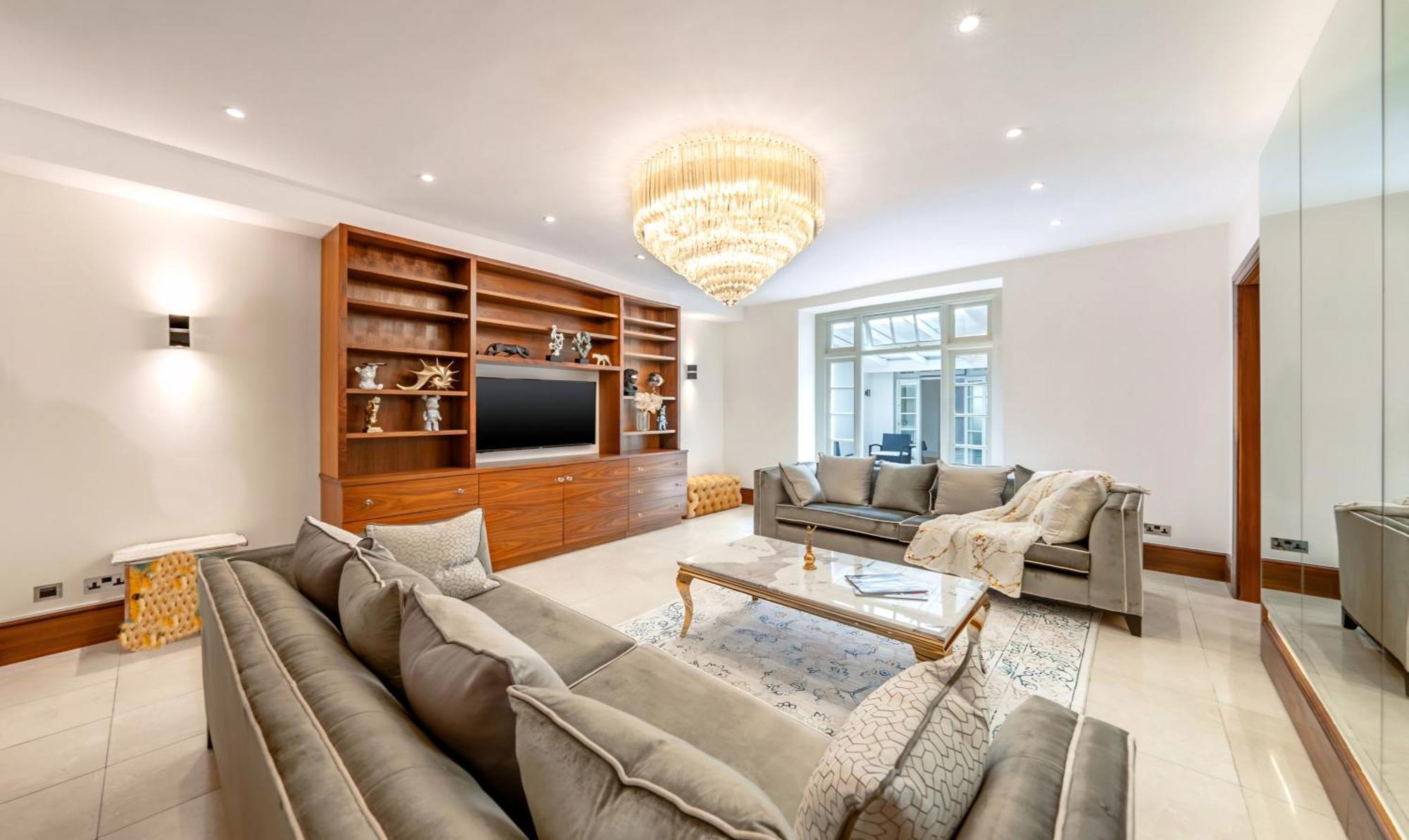 250 Sqm Mega Mansion Apartment London