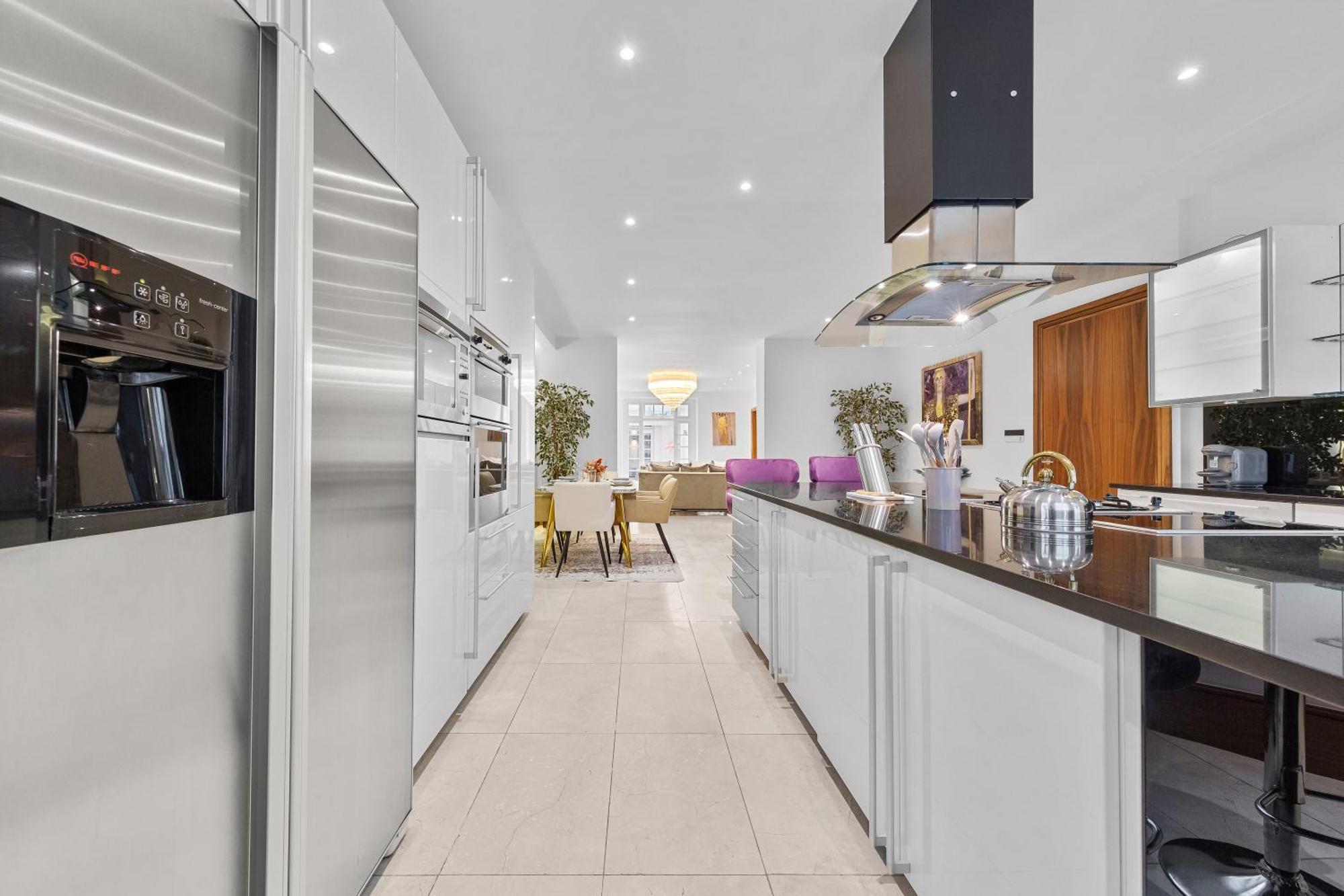 250 Sqm Mega Mansion * London